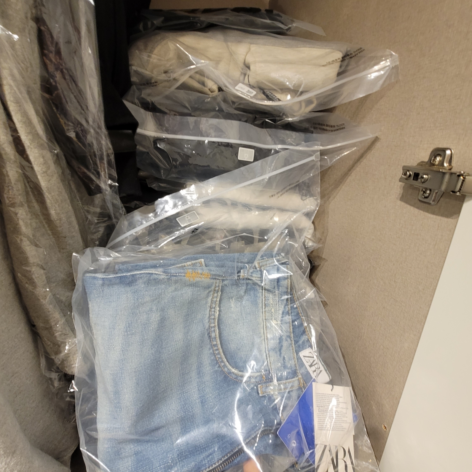 Zara x Ader Error Patchwork Jeans Blue, IAB Studio Hoodie Dual Gray 착용 스타일 - 6