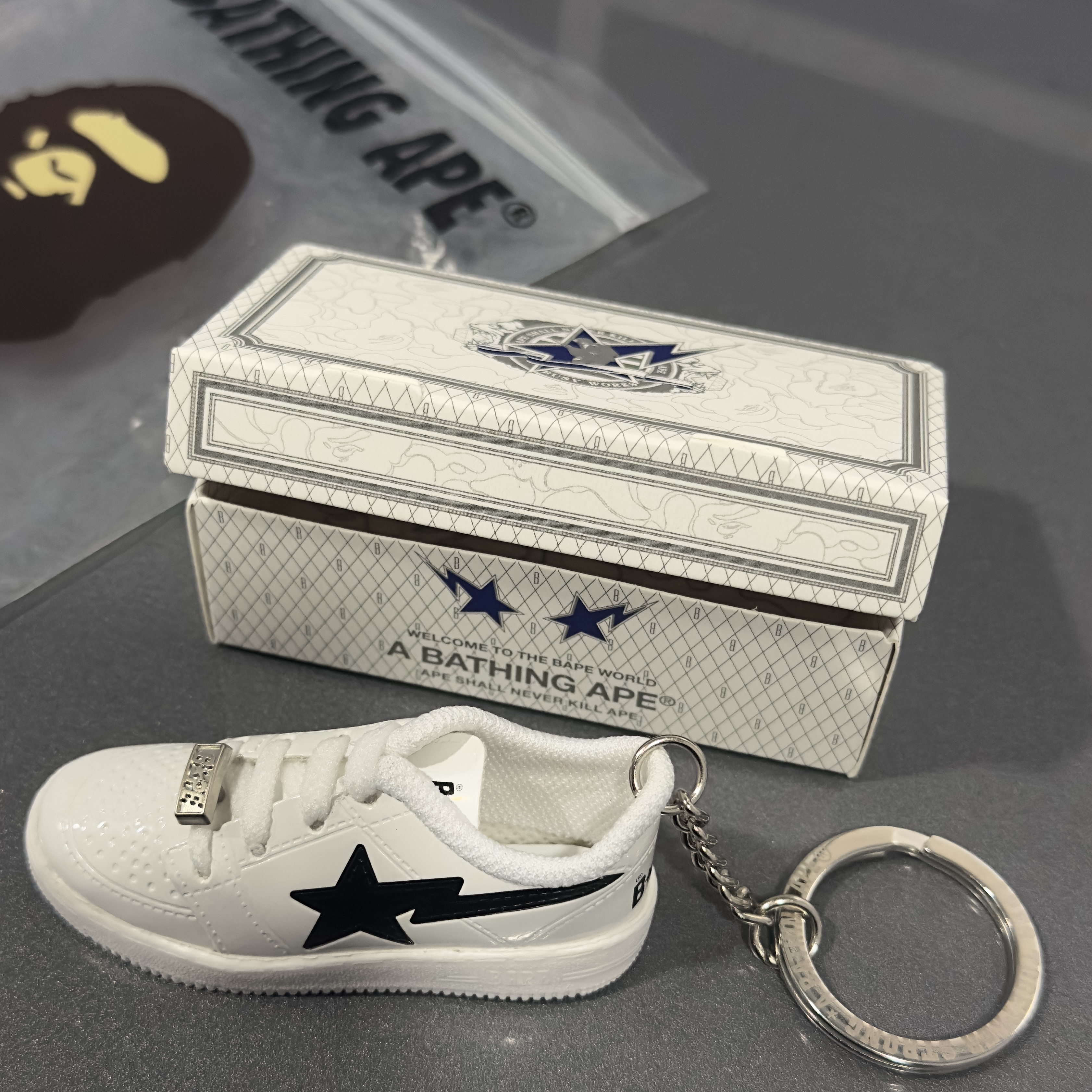 BAPE Star Keychain White 착용 스타일
