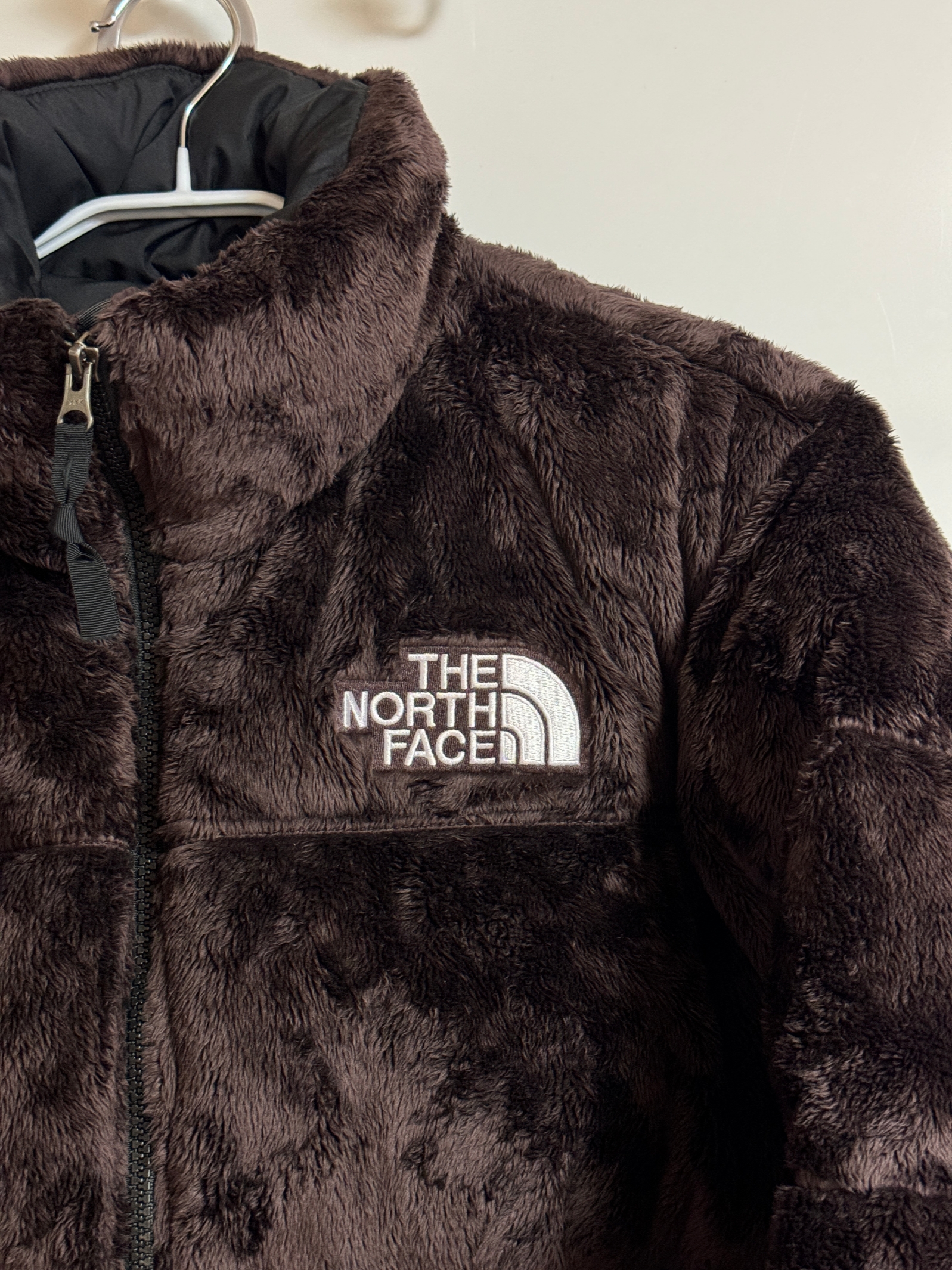The North Face Versa Velour Nuptse Jacket Coal Brown 착용 스타일