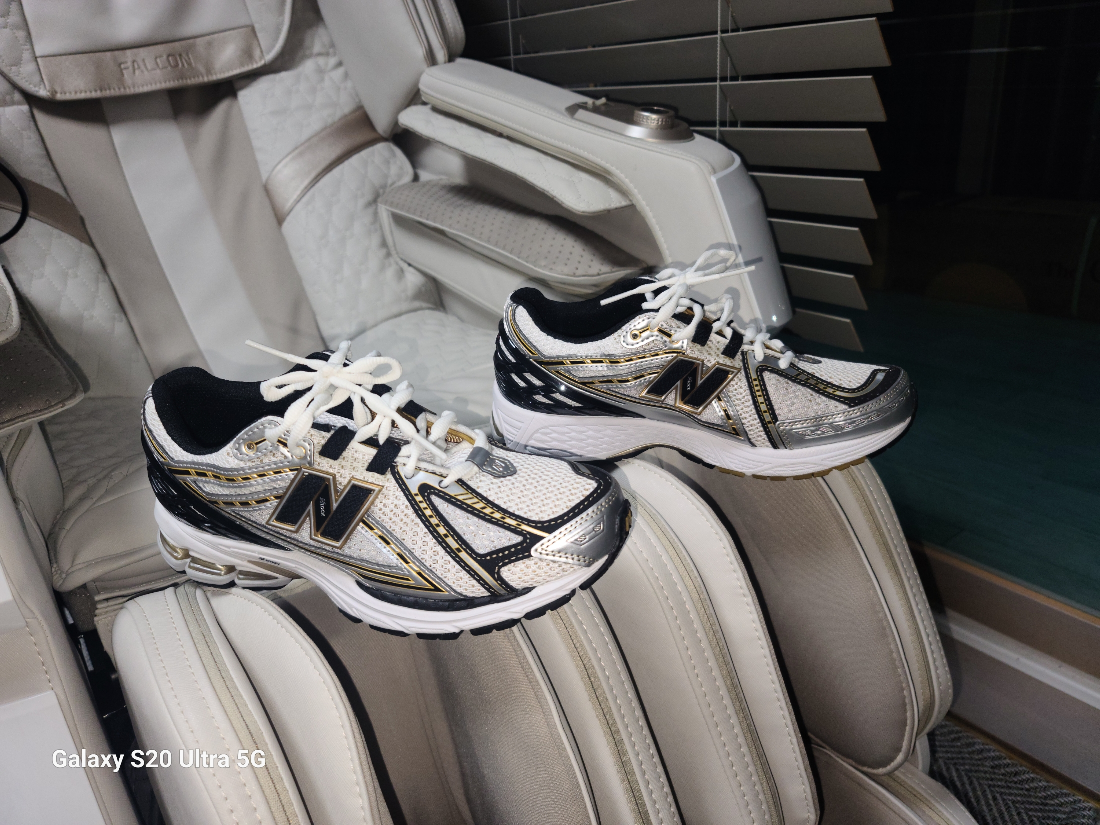 Asics Gel-Kayano 14 Cream Black, New Balance 1906R White Gold 착용 스타일