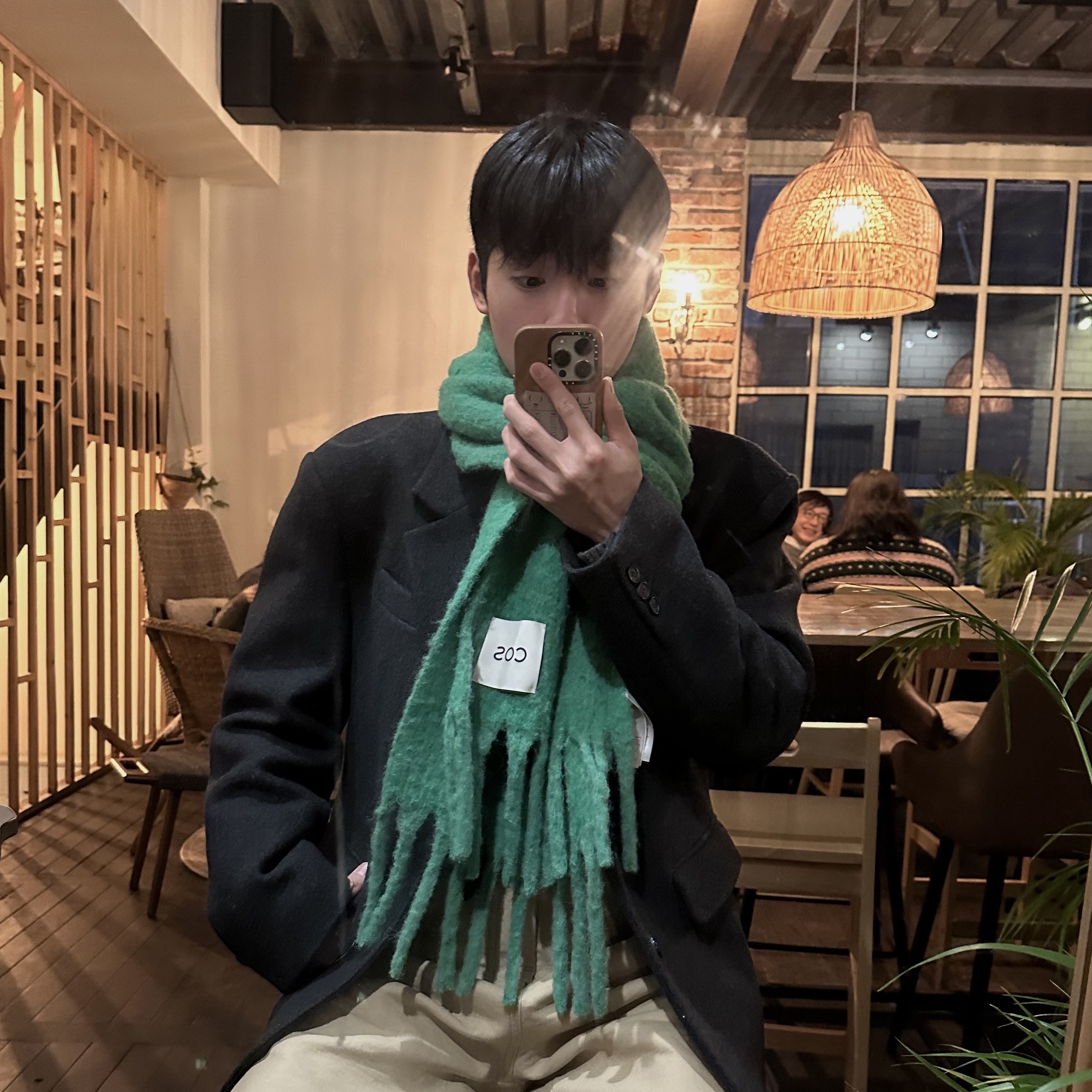 Casetify x Camel Coffee iPhone Order Paper Magsafe Leather Case Latte, COS Oversized Mohair Blend Muffler Dark Turquoise 착용 스타일 - 2