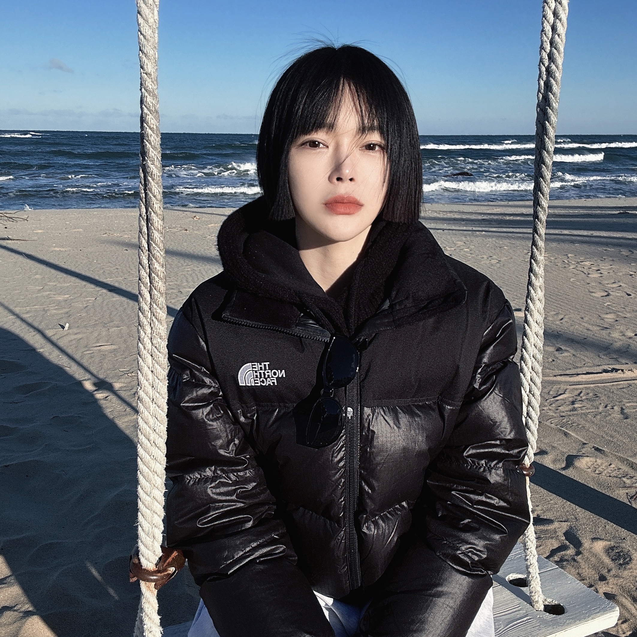 (W) The North Face White Label Novelty Nuptse Down Jacket Black 착용 스타일 - 2