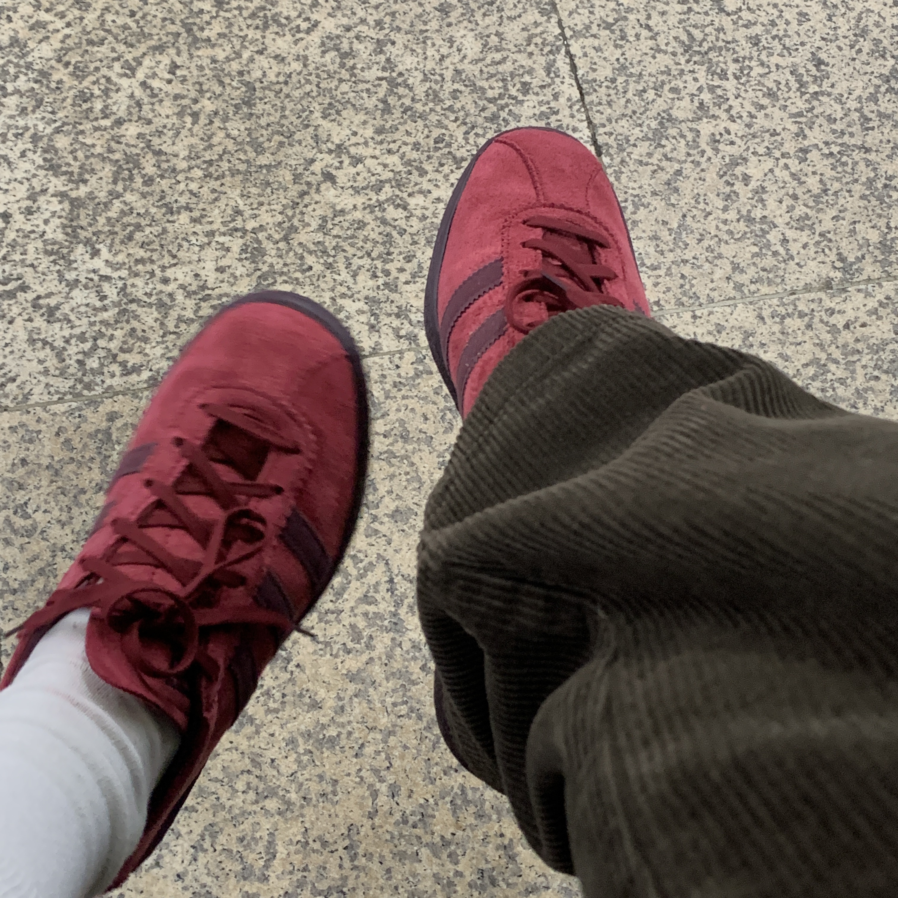 Adidas Tobacco Gruen Collegiate Burgundy 착용 스타일