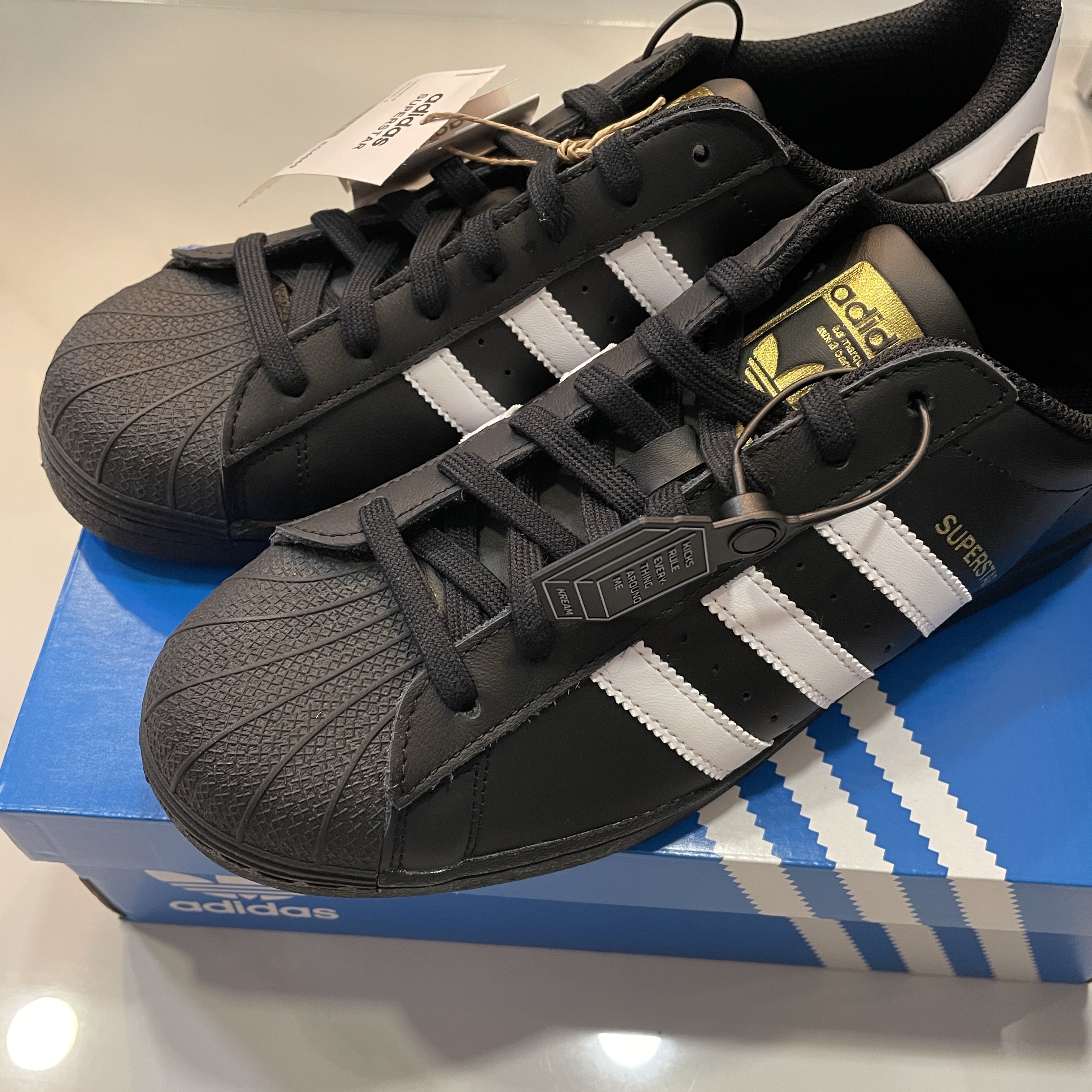 Adidas Superstar Core Black White 착용 스타일