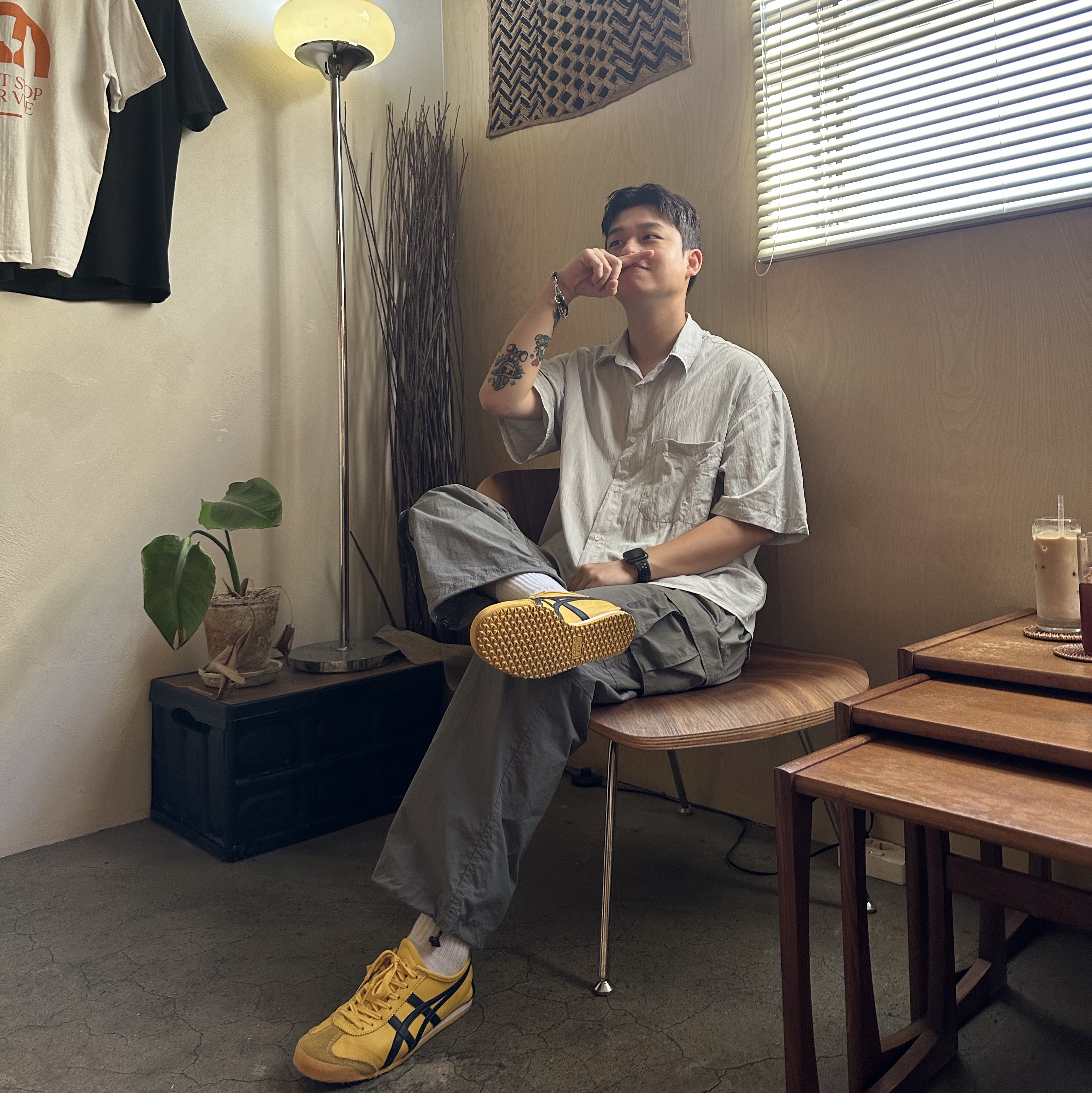 Onitsuka Tiger Mexico 66 Yellow Black 착용 스타일 - 1