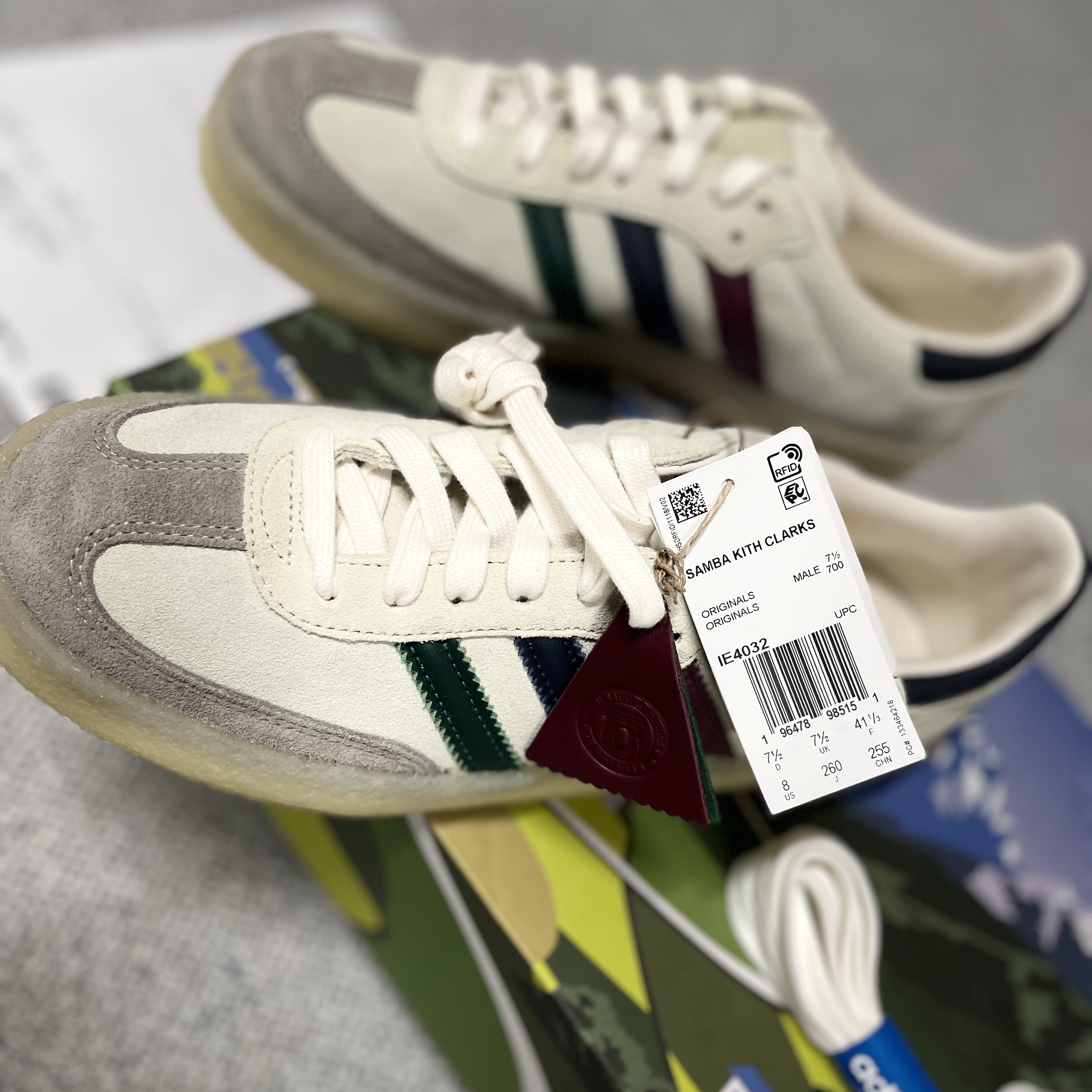 Adidas x Clarks x Ronnie Fieg 8th Street Samba Chalk White Collegiate Green 착용 스타일 - 3