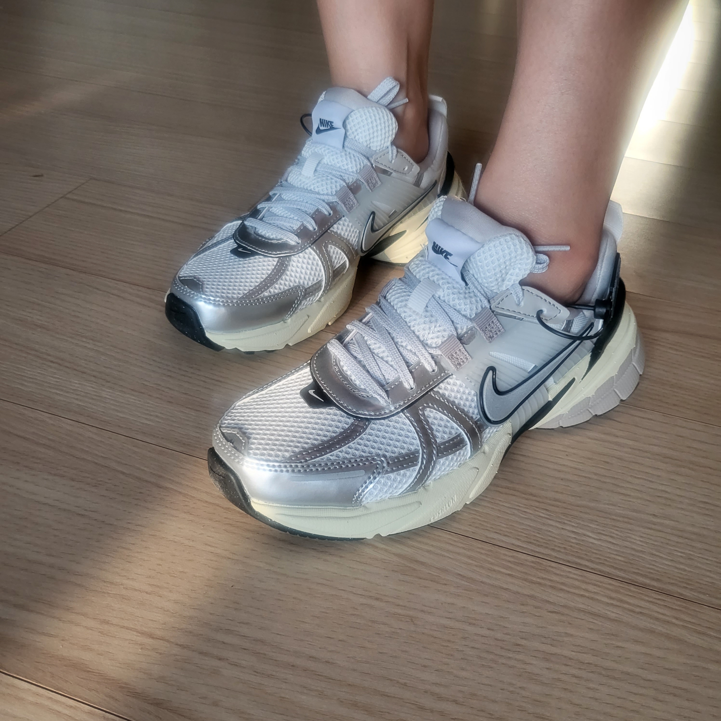 Nike V2K Run Summit White Metallic Silver 착용 스타일