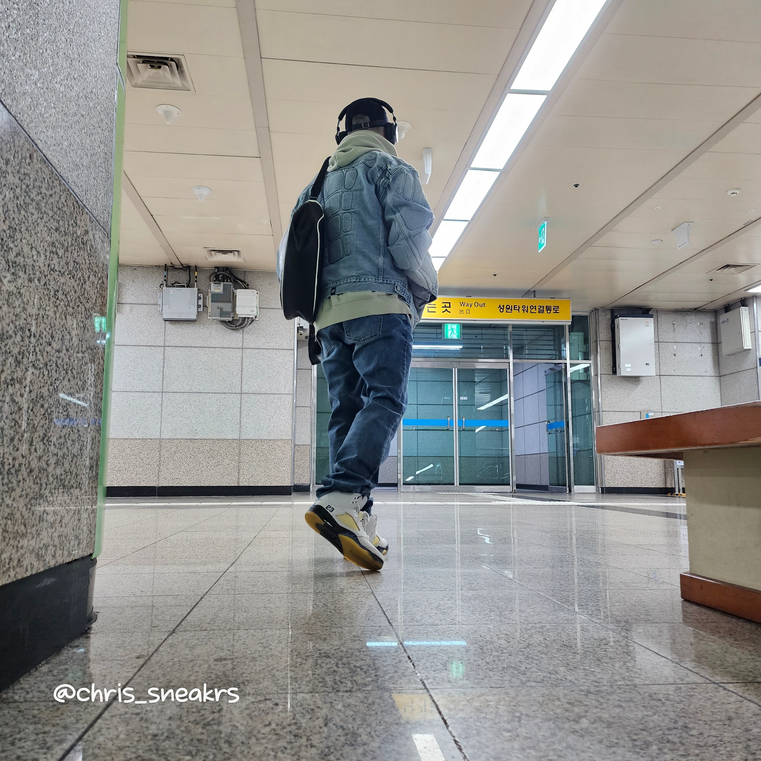 Supreme Lasered Twill Camp Cap Black - 23SS, Yeezy Gap Engineered By Balenciaga Padded Denim Jacket Blue 착용 스타일 - 4