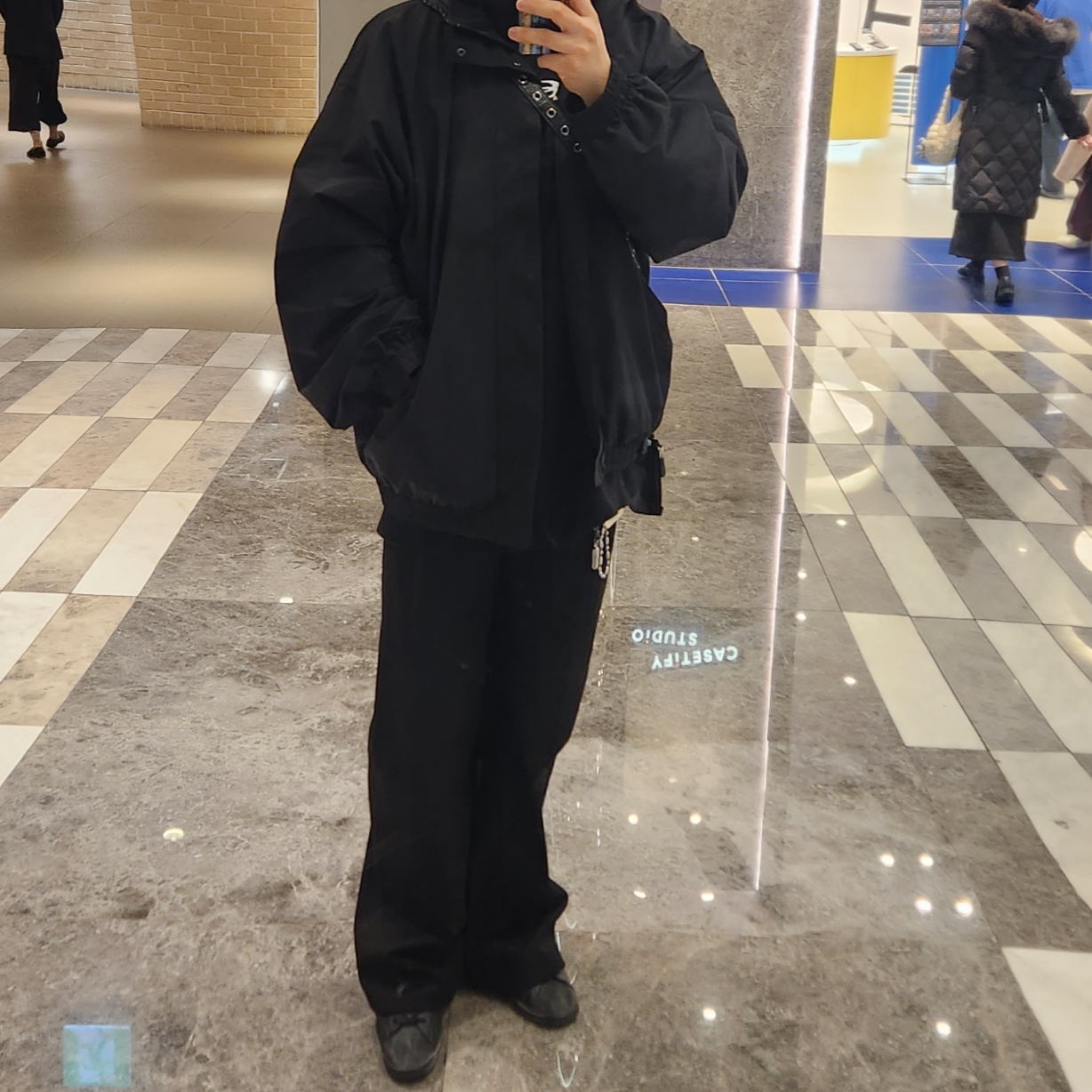 Balenciaga Minimal Tracksuit Jacket Black 착용 스타일