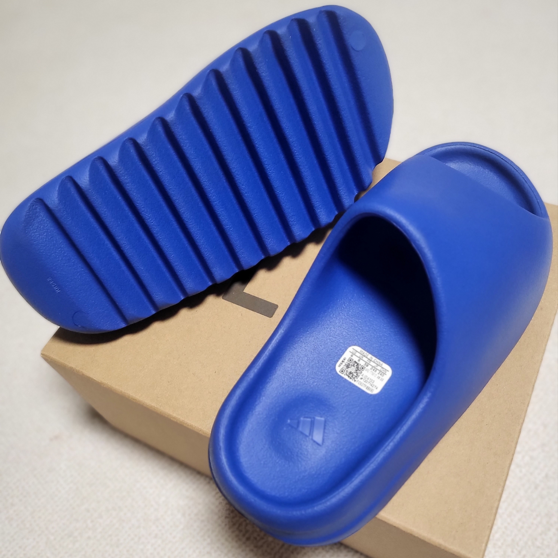 Adidas Yeezy Slide Azure 착용 스타일 - 4