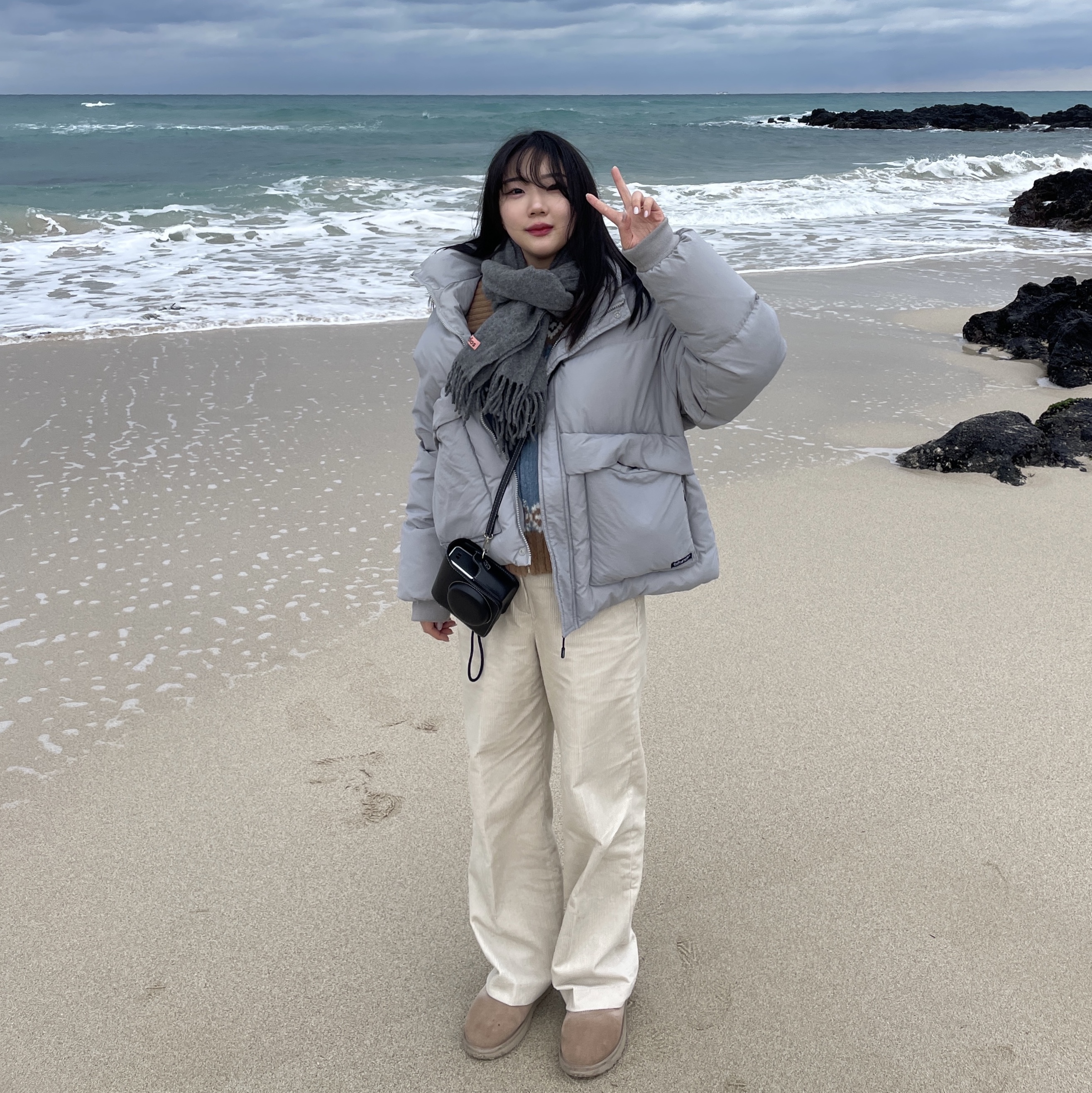 (W) 어그 클래식 울트라 미니 부츠 샌드, 아크네 스튜디오 내로우 울 프린지 머플러 그레이 멜란지 착용 스타일 - 1