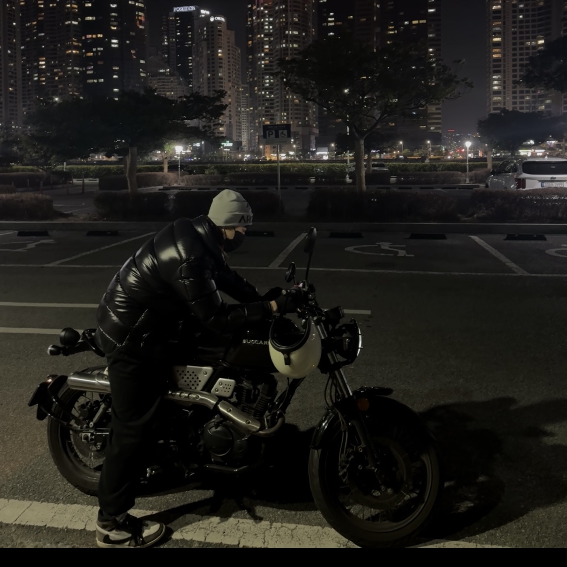 Arc'teryx Bird Word Toque Orca, Moncler Maya Short Down Jacket Black - 22FW 착용 스타일 - 1