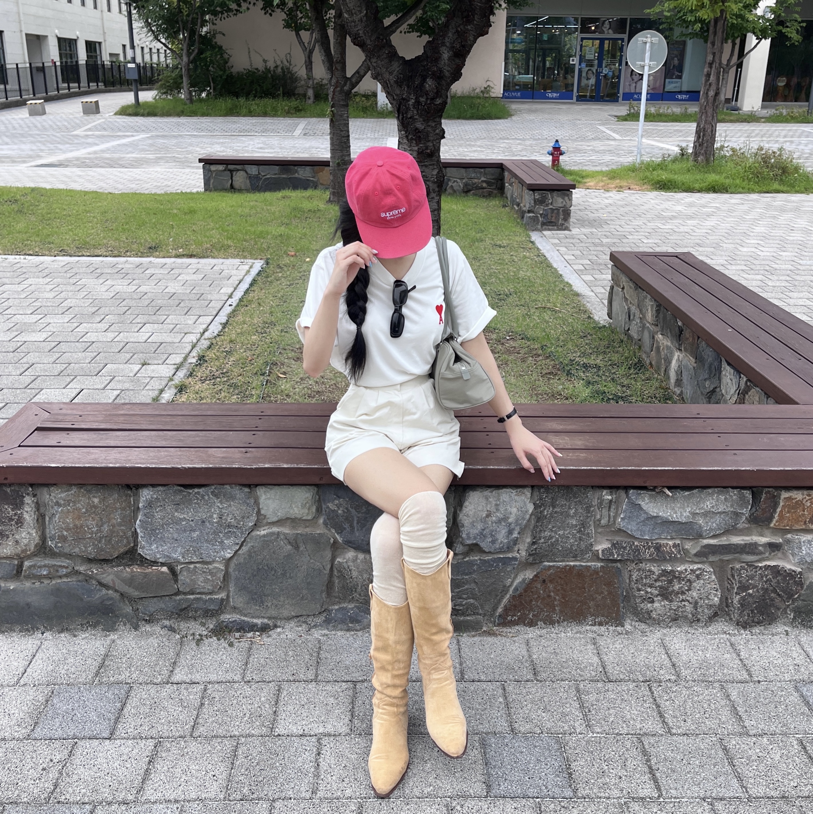 AMI de Coeur T-Shirt Natural White 착용 스타일