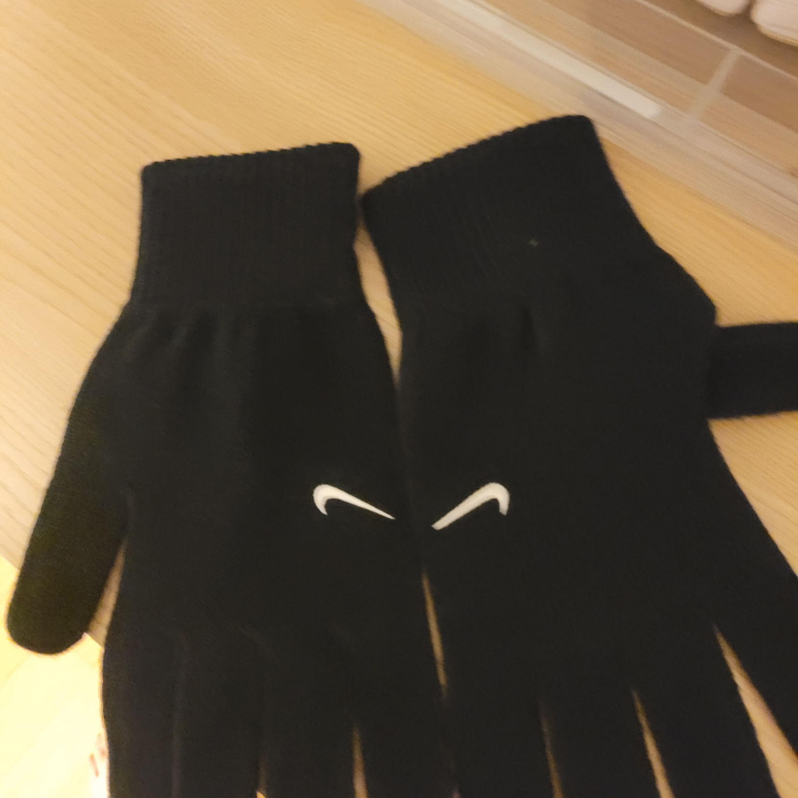 Nike Swoosh Knit Glove 2.0 Black 착용 스타일