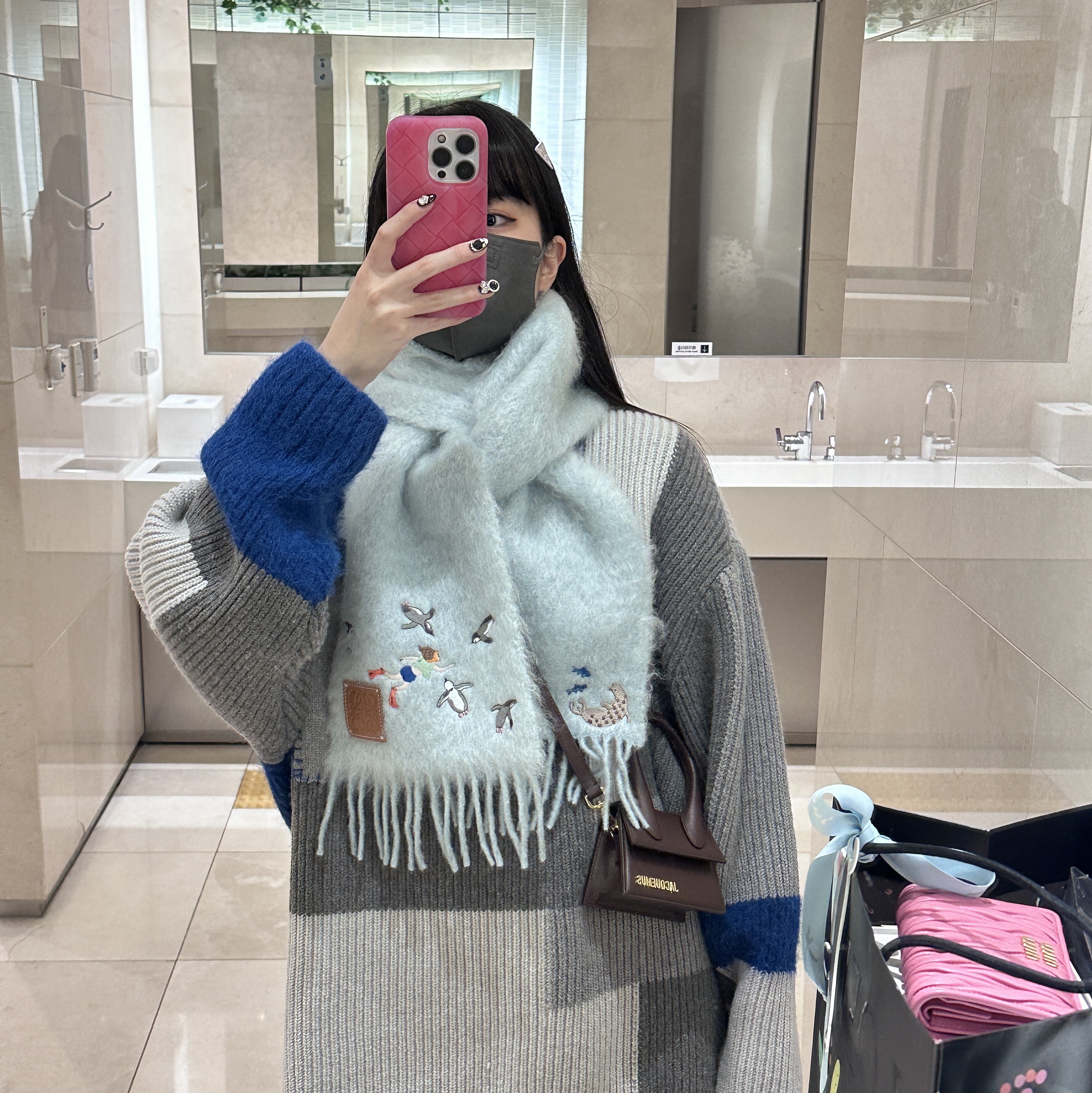 Jacquemus Le Chiquito Signature Mini Handbag Midnight Brown, Zara x Ader Error Patchwork Oversize Knit Sweater Multicolor 착용 스타일 - 1