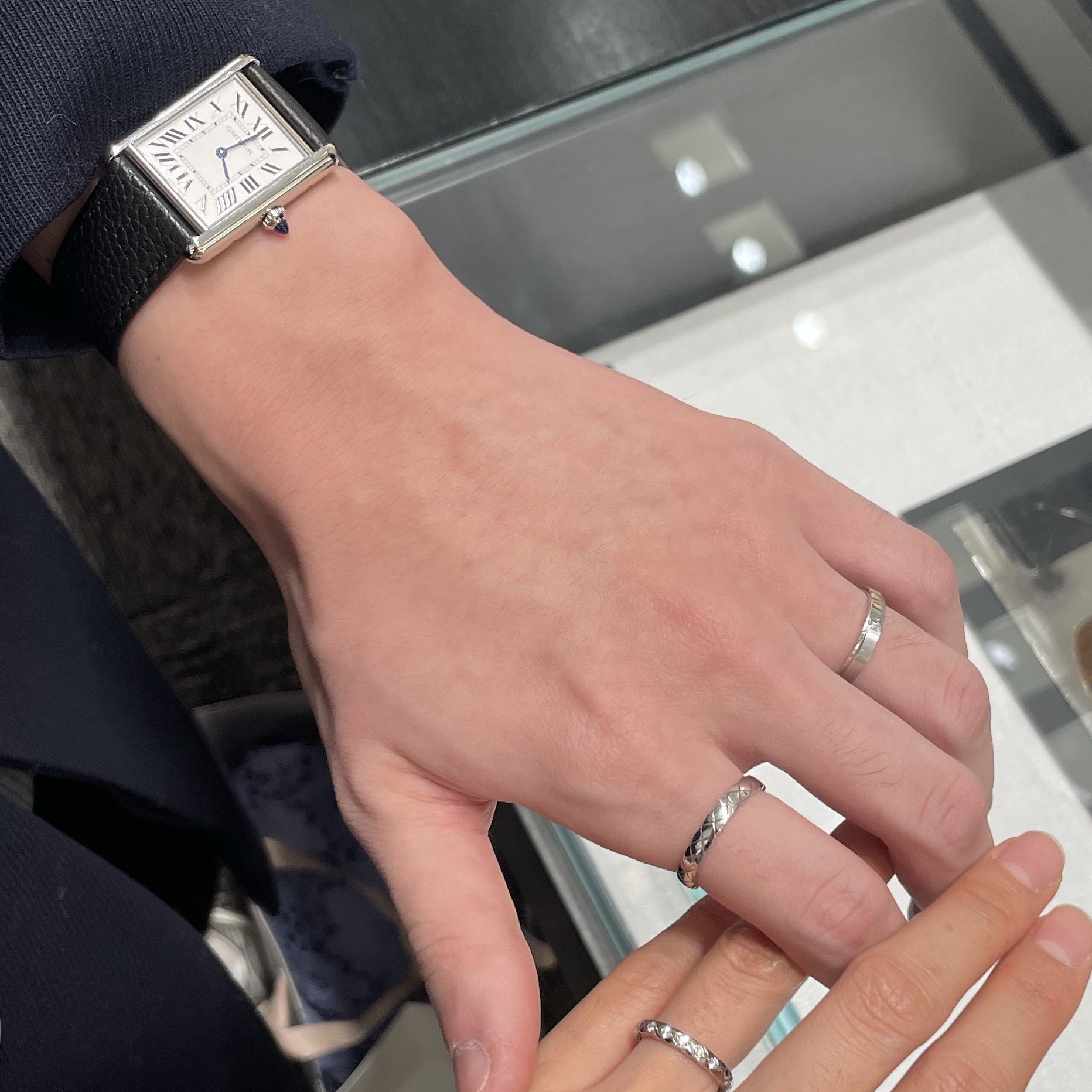 Cartier Tank Must Watch Large Quartz Steel Calfskin Black, Chanel Coco Crush Ring Quilted Motif Mini & 18K White Gold 착용 스타일