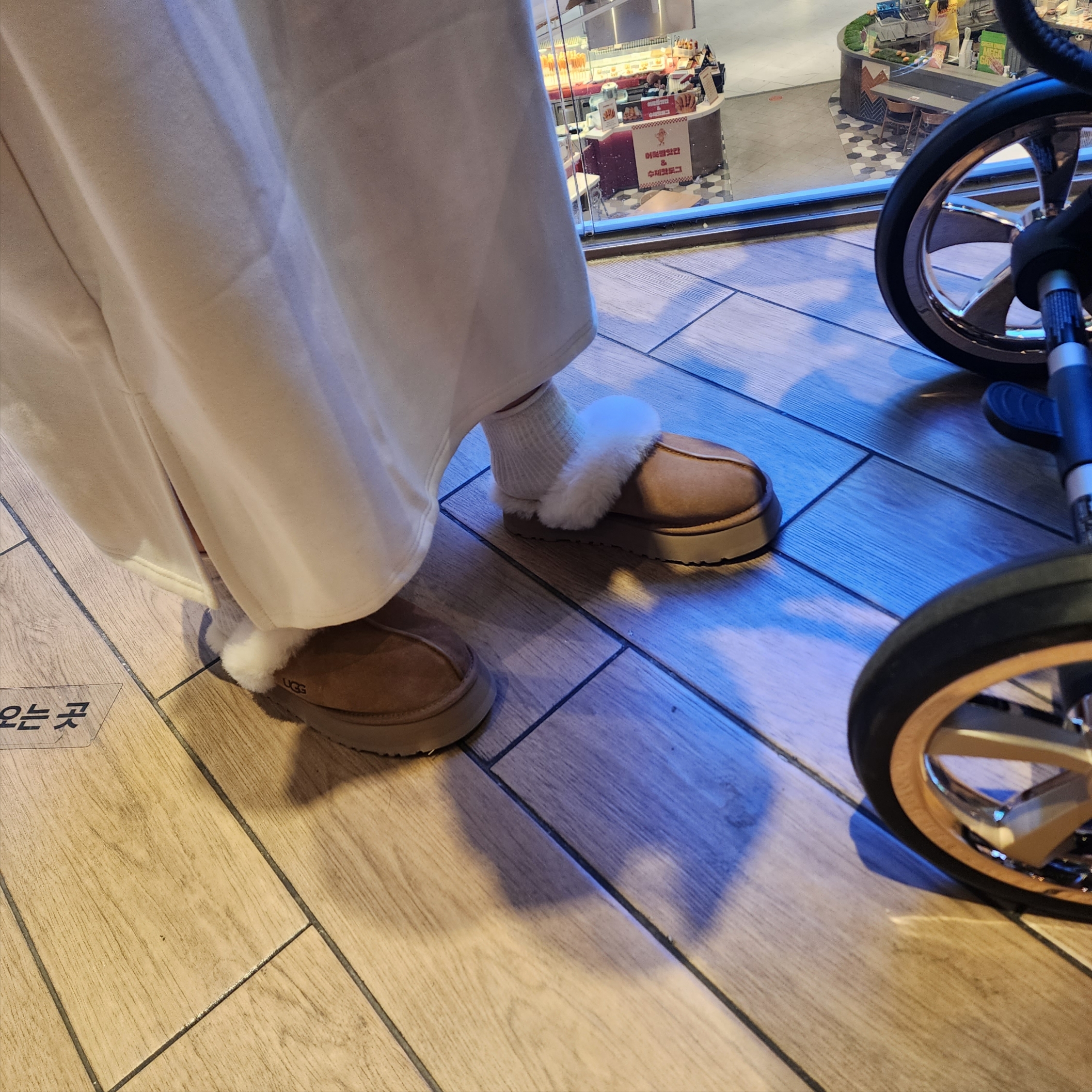 (W) UGG Disquette Slipper Chestnut 착용 스타일