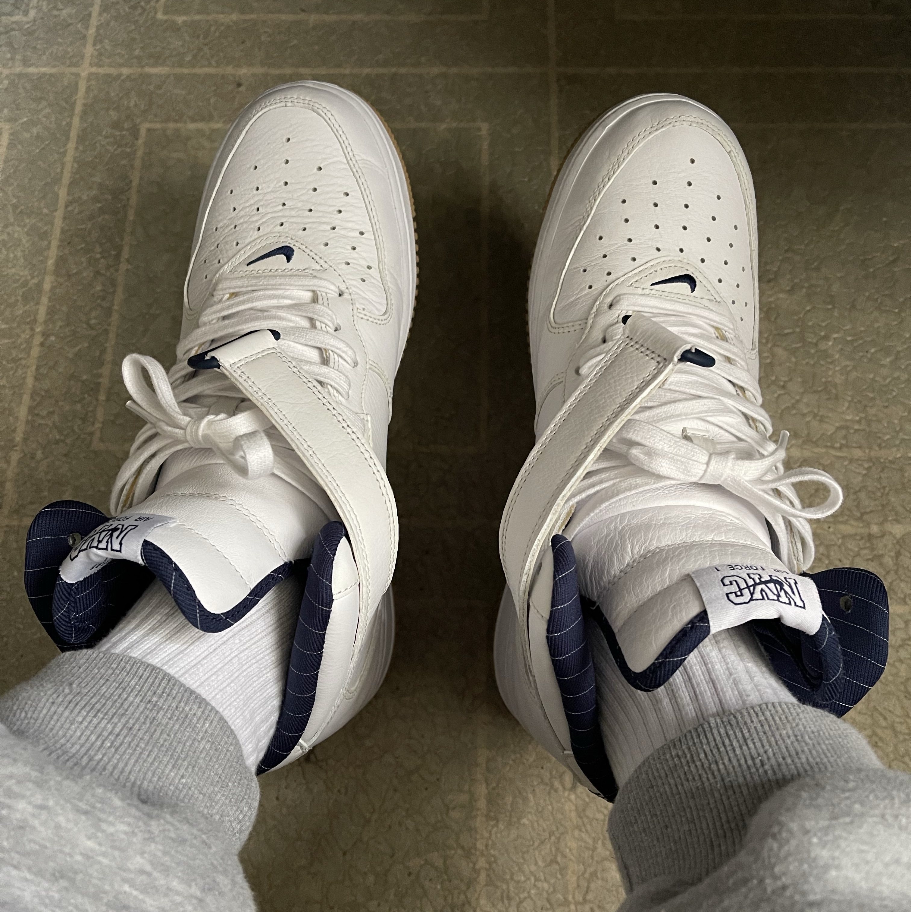 Nike Air Force 1 Mid QS NYC White Midnight Navy 착용 스타일