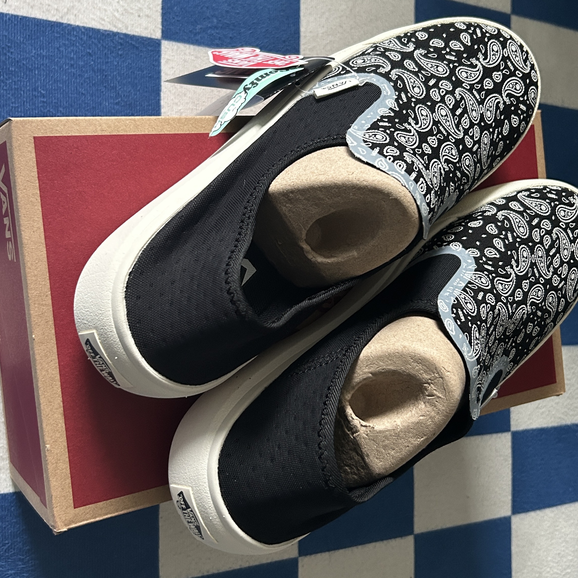 Vans ComfyCush One Bandana Marshmallow Black 착용 스타일 - 2