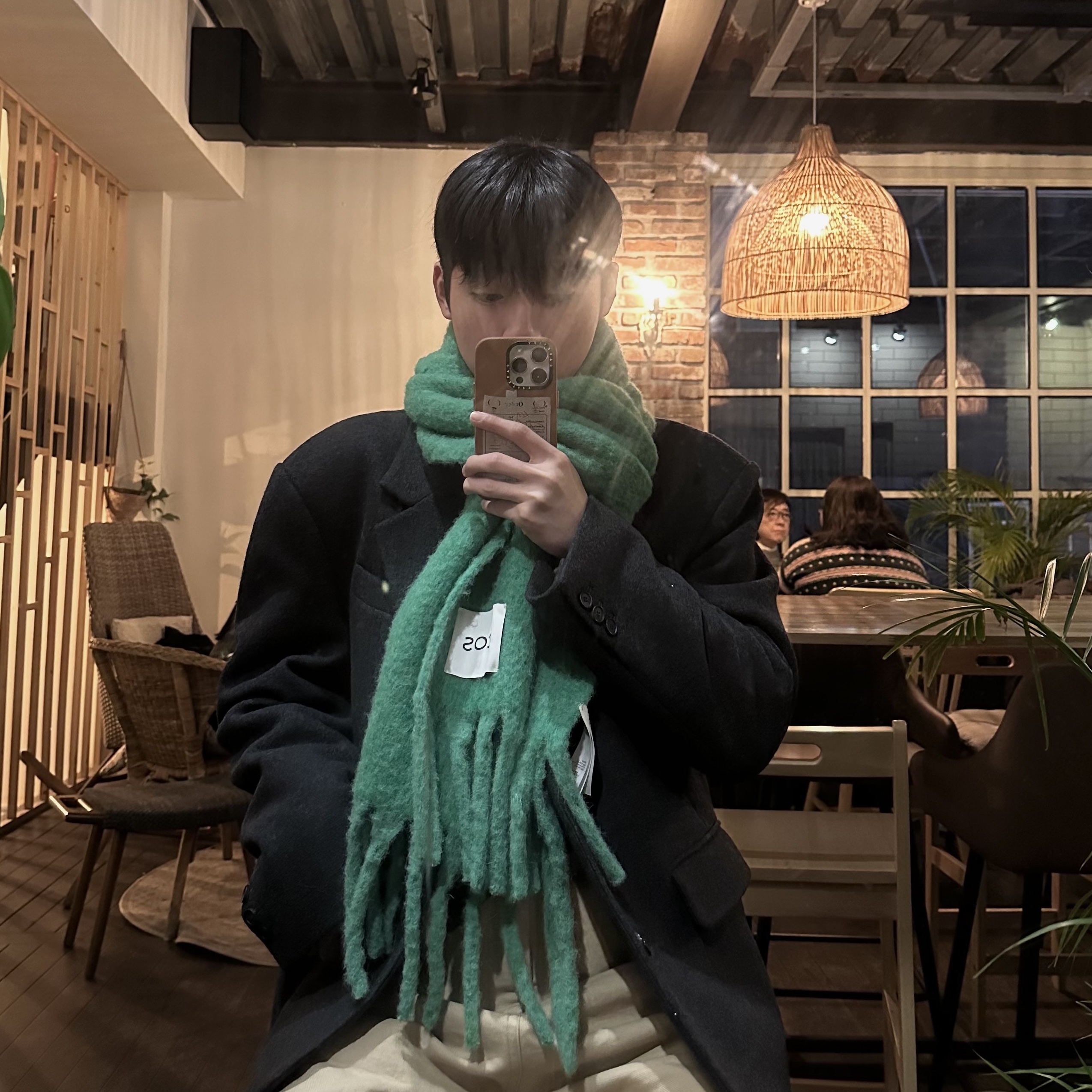 Casetify x Camel Coffee iPhone Order Paper Magsafe Leather Case Latte, COS Oversized Mohair Blend Muffler Dark Turquoise 착용 스타일 - 1