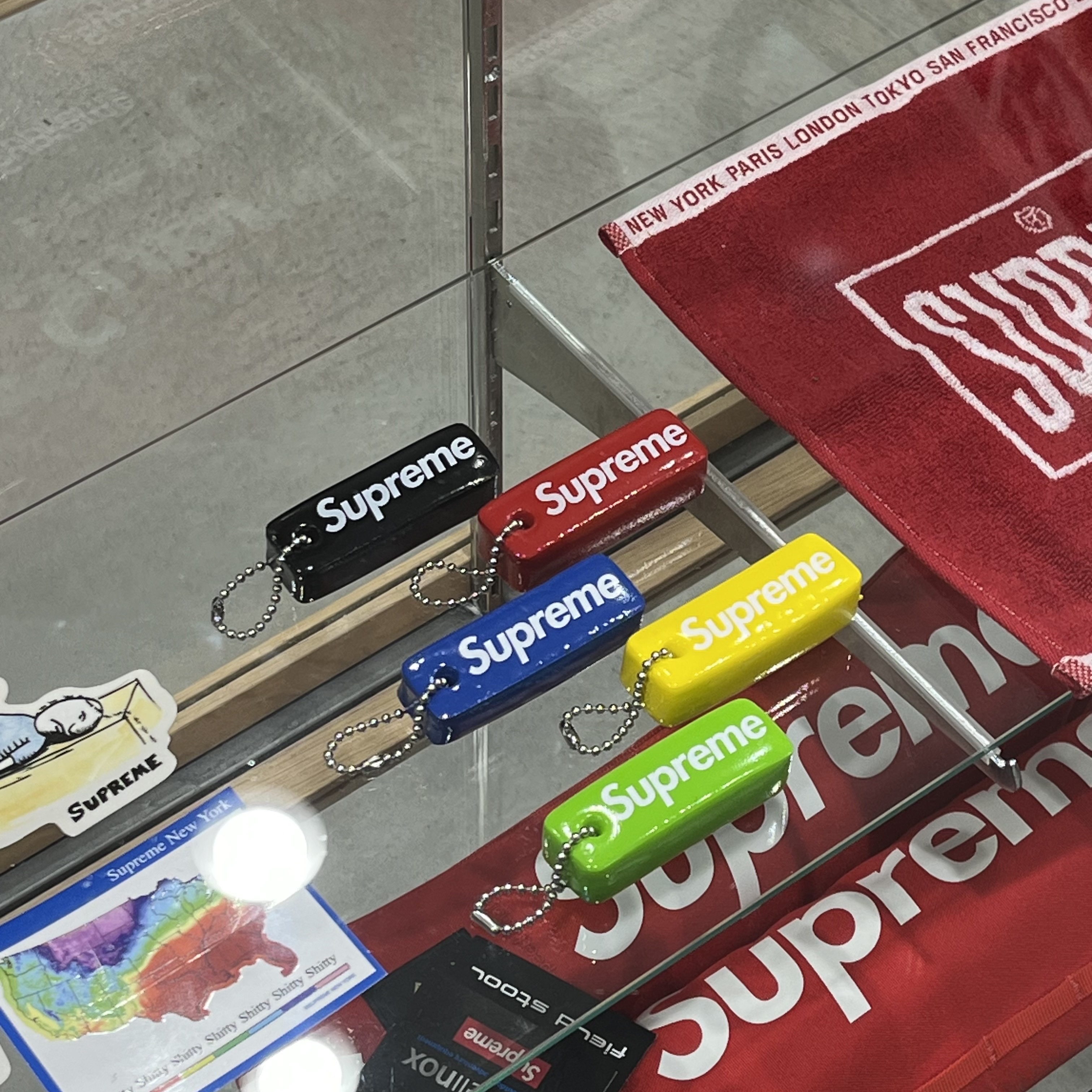 Supreme Floating Keychain Red - 23FW, Supreme Floating Keychain Black - 23FW 착용 스타일