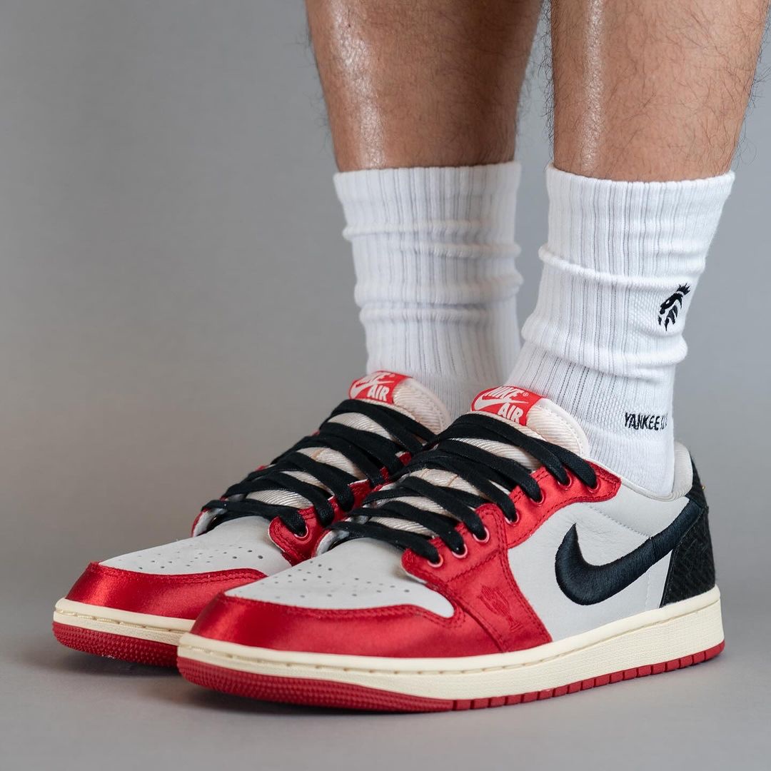Nike Dunk Low Retro PRM University Red Black, Nike x NBA Dunk Low Retro EMB Black and Chile Red 착용 스타일 - 2
