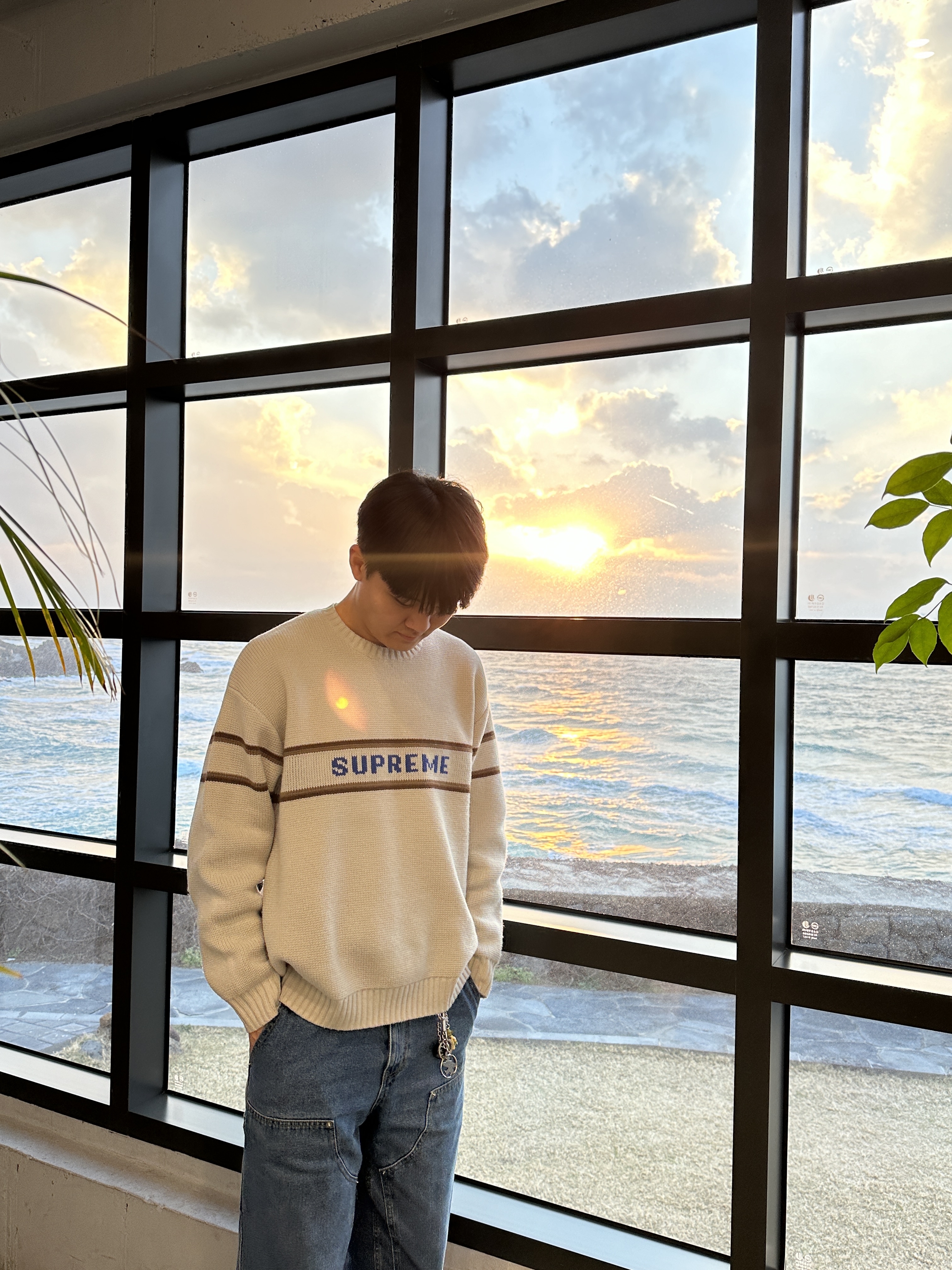 Supreme Chest Stripe Sweater Stone - 23FW, Stussy Surfman Keychain Silver 착용 스타일 - 1
