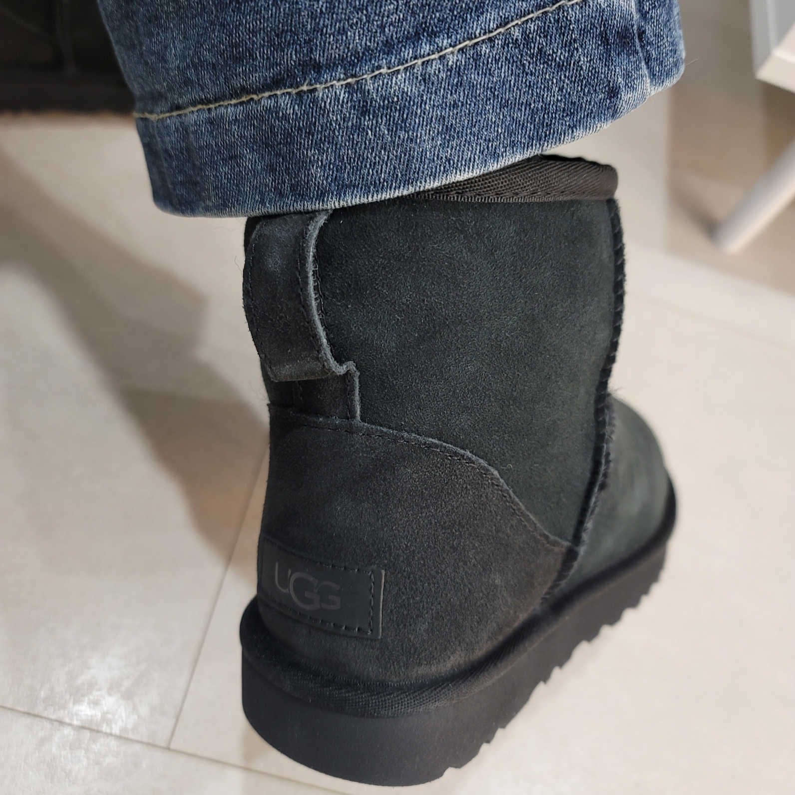 (W) UGG Classic Mini II Boots Black 착용 스타일 - 2