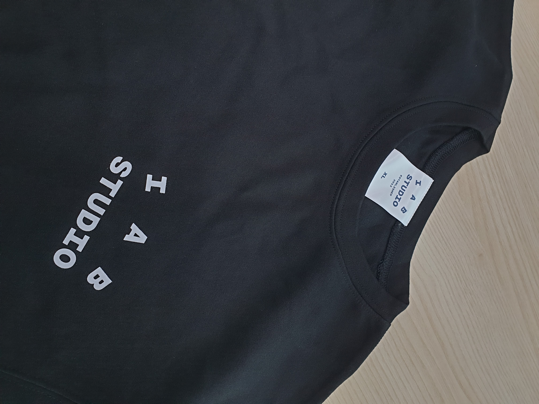 IAB Studio T-Shirt Black White 착용 스타일