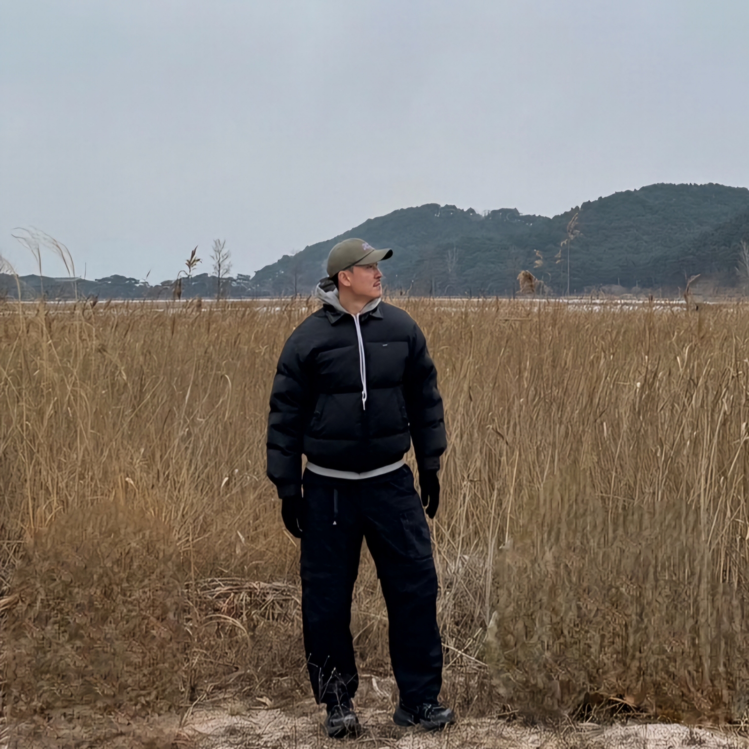 Supreme Star Sleeve Down Puffer Jacket Black - 23FW, Nike ACG Smith Summit Cargo Pants Black - Asia 착용 스타일 - 1