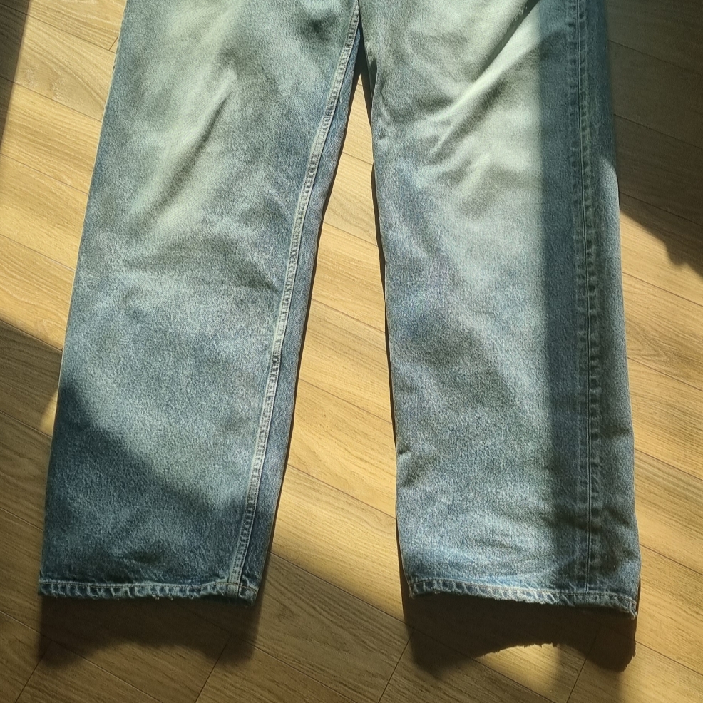Balenciaga Loose Fit Jeans Light Blue 착용 스타일 - 2