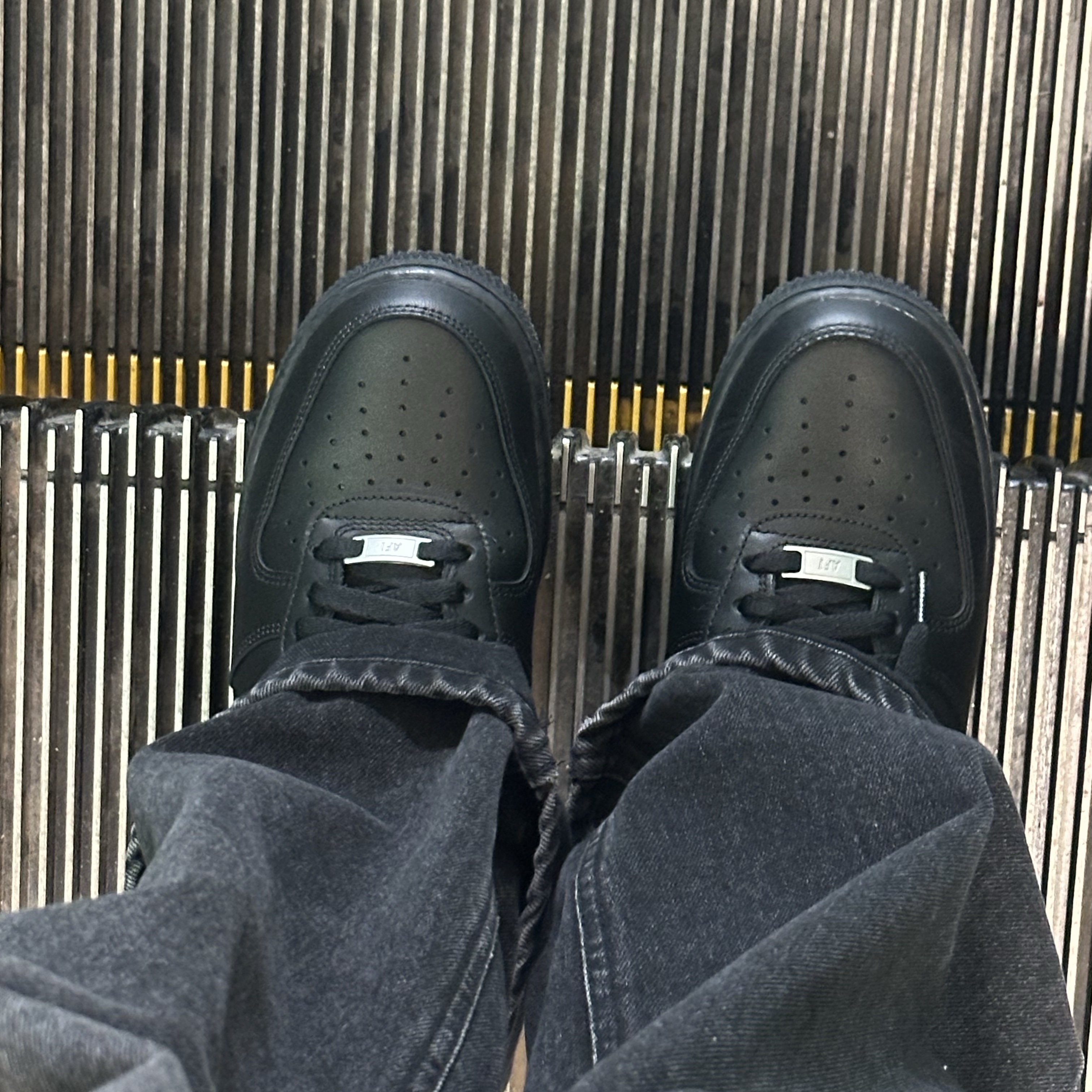 Nike Air Force 1 '07 Low Triple Black 착용 스타일