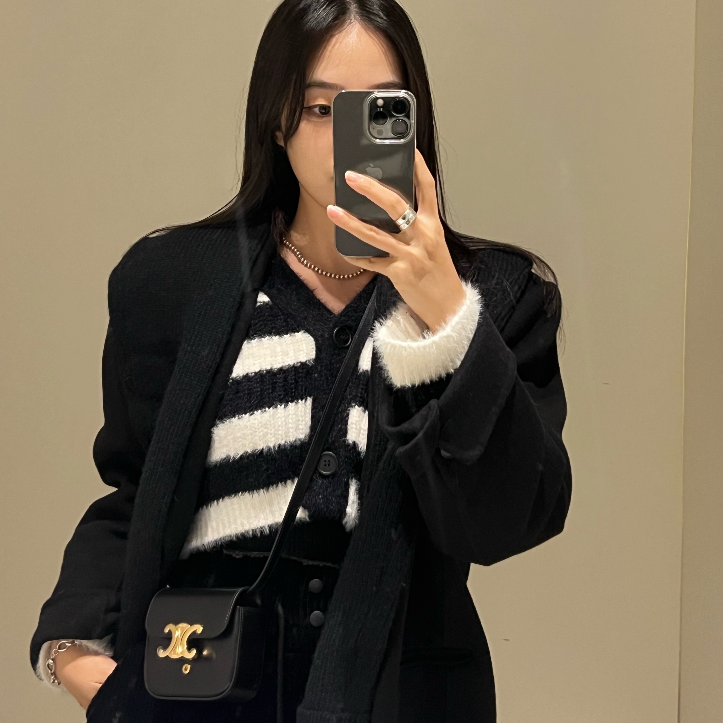 Celine Mini Claude in Shiny Calfskin Black 착용 스타일