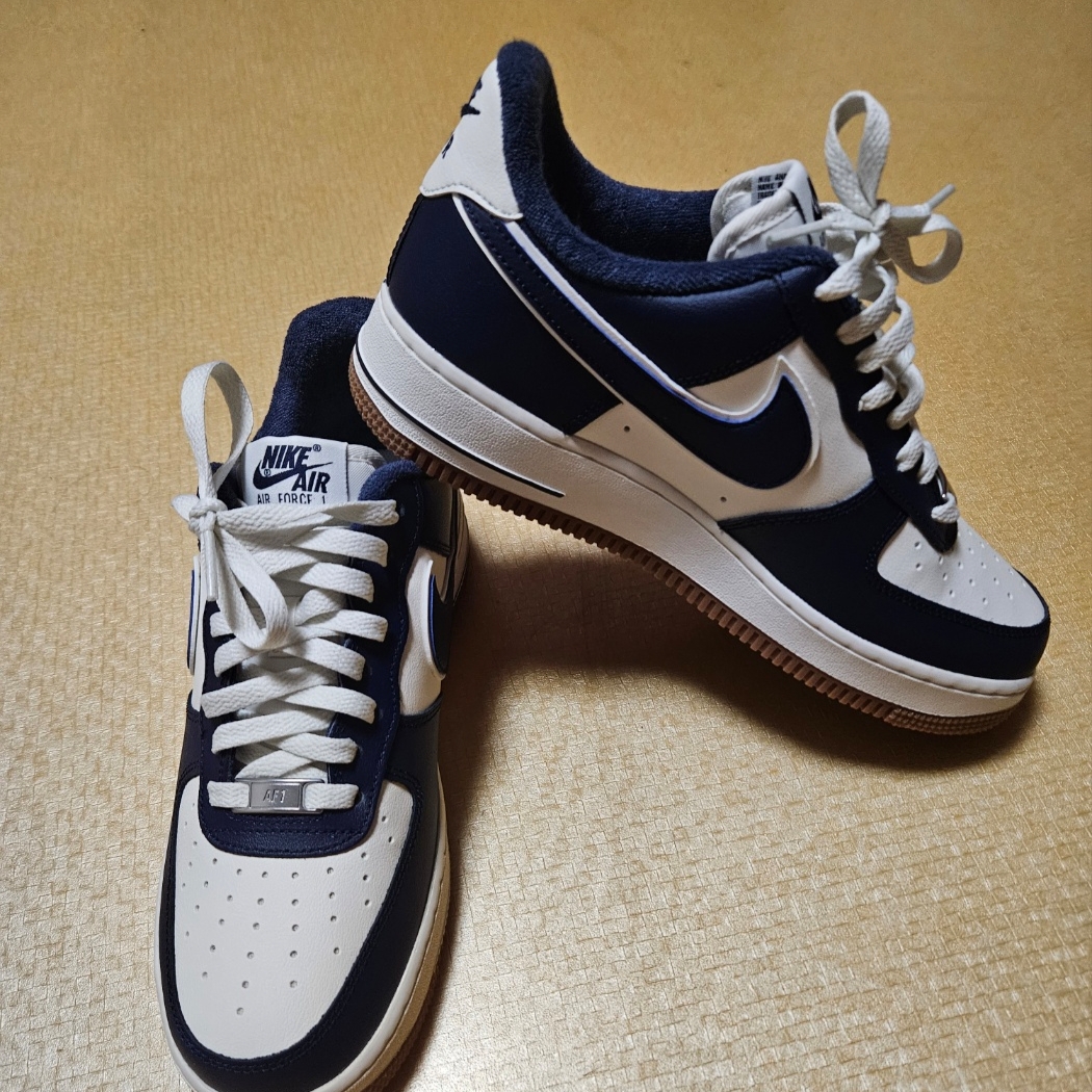 Nike Air Force 1 '07 LV8 Midnight Navy 착용 스타일