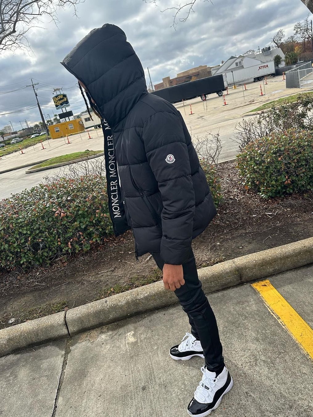 Moncler Ecrins Short Down Jacket Black - 23FW, Moncler Maya Short Down Jacket Black - 23FW 착용 스타일 - 6