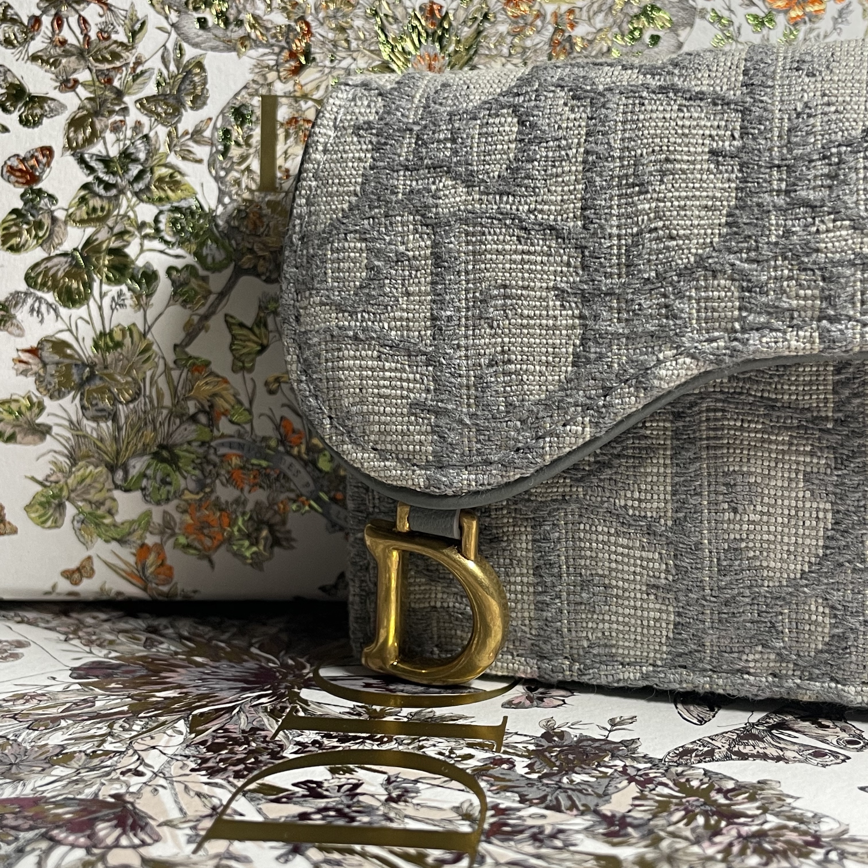 Dior Saddle Flap Card Holder Grey Dior Oblique Jacquard 착용 스타일