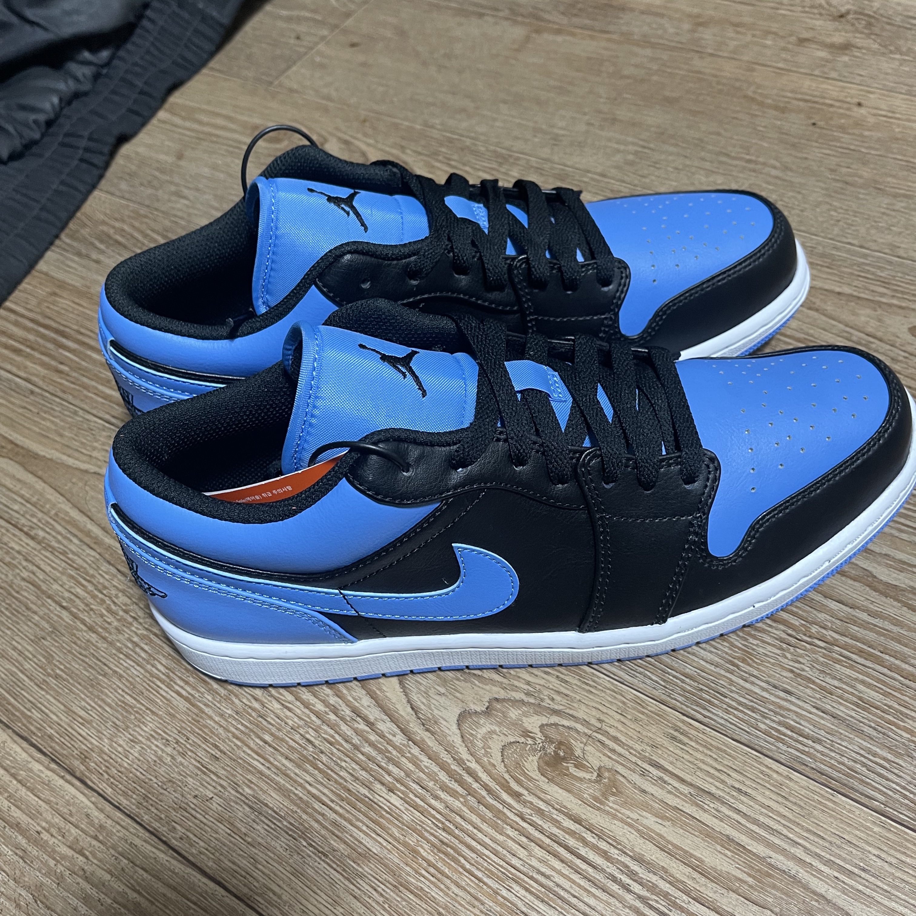 Jordan 1 Low Black University Blue 착용 스타일