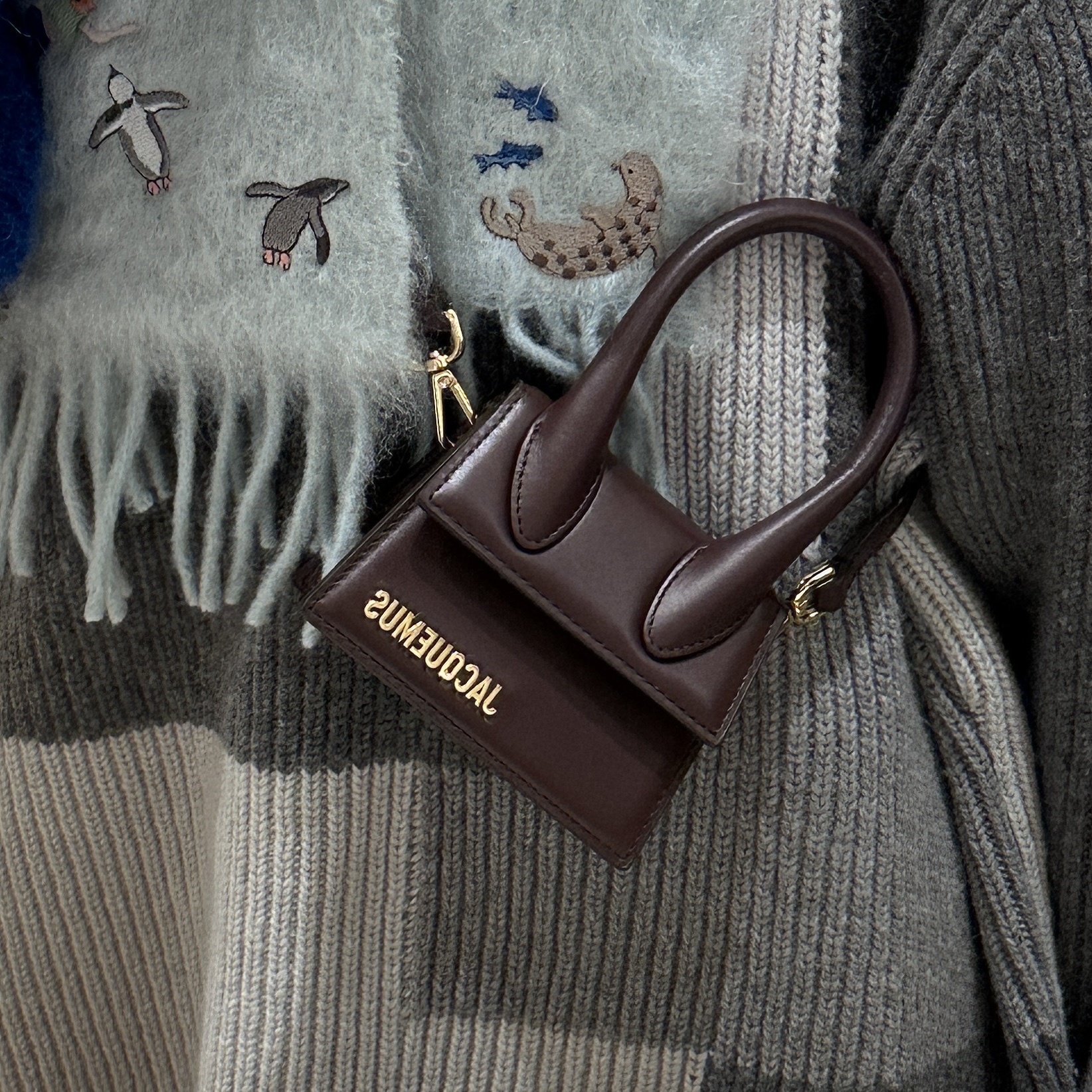 Jacquemus Le Chiquito Signature Mini Handbag Midnight Brown, Zara x Ader Error Patchwork Oversize Knit Sweater Multicolor 착용 스타일 - 3