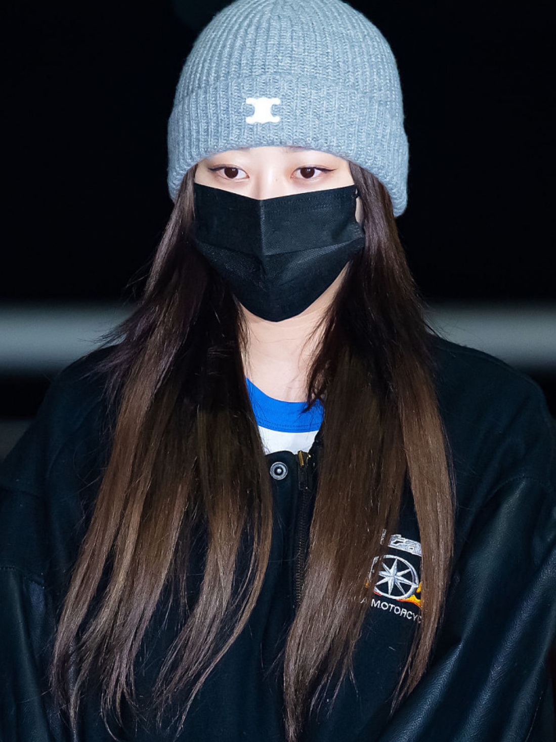 (W) Celine Triomphe Embroidered Beanie in Seamless Cashmere Light Grey 착용 스타일