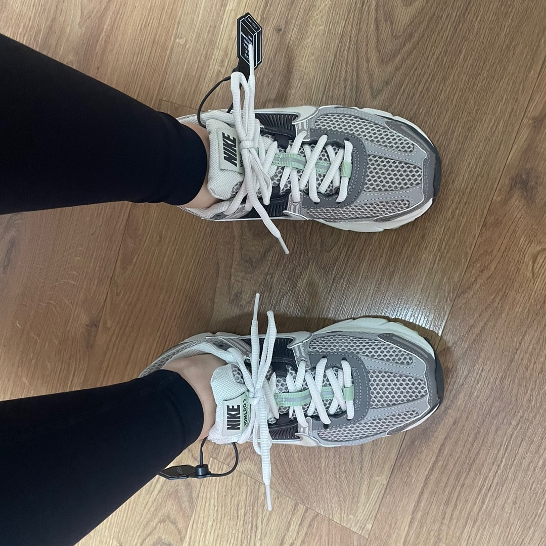(W) Nike Zoom Vomero 5 Cobblestone and Flat Pewter 착용 스타일