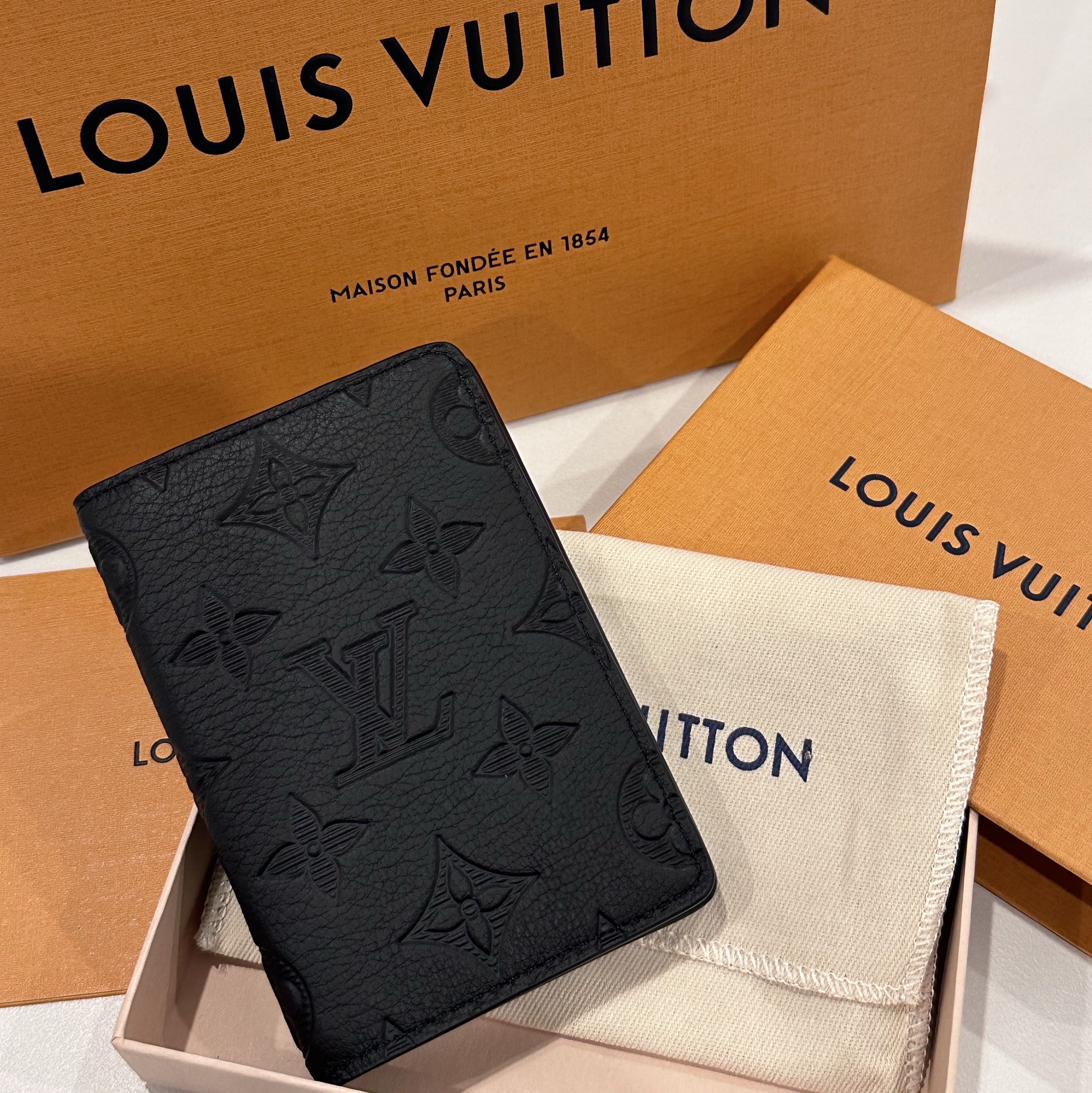 Louis Vuitton Pocket Organizer Monogram Shadow Black 착용 스타일