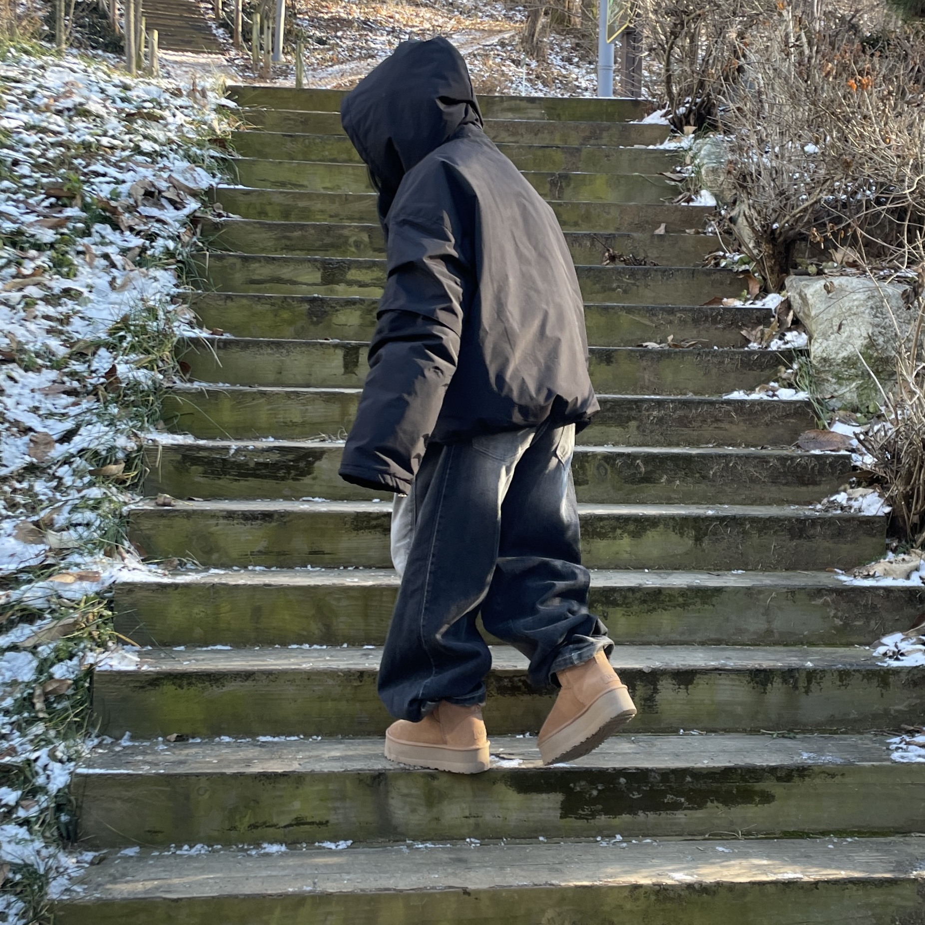 (W) UGG Classic Ultra Mini Boots Chestnut 착용 스타일 - 3