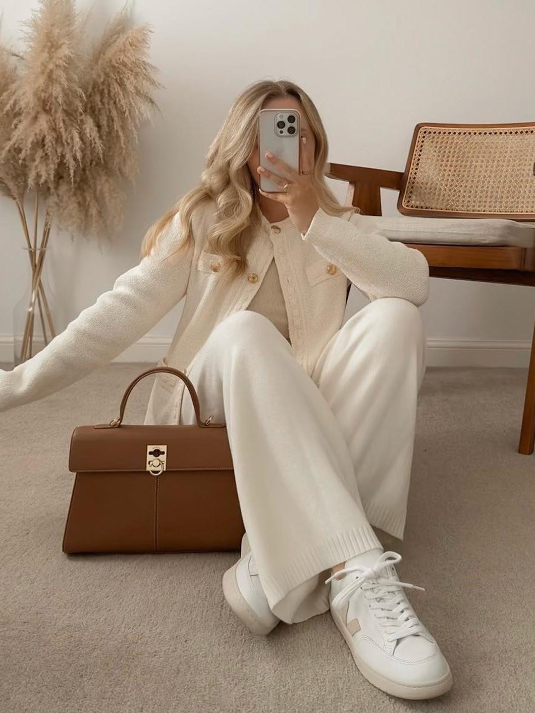 Veja Campo Chromefree Leather White Black, Veja V-10 B-Mesh White Natural Pierre 착용 스타일 - 4