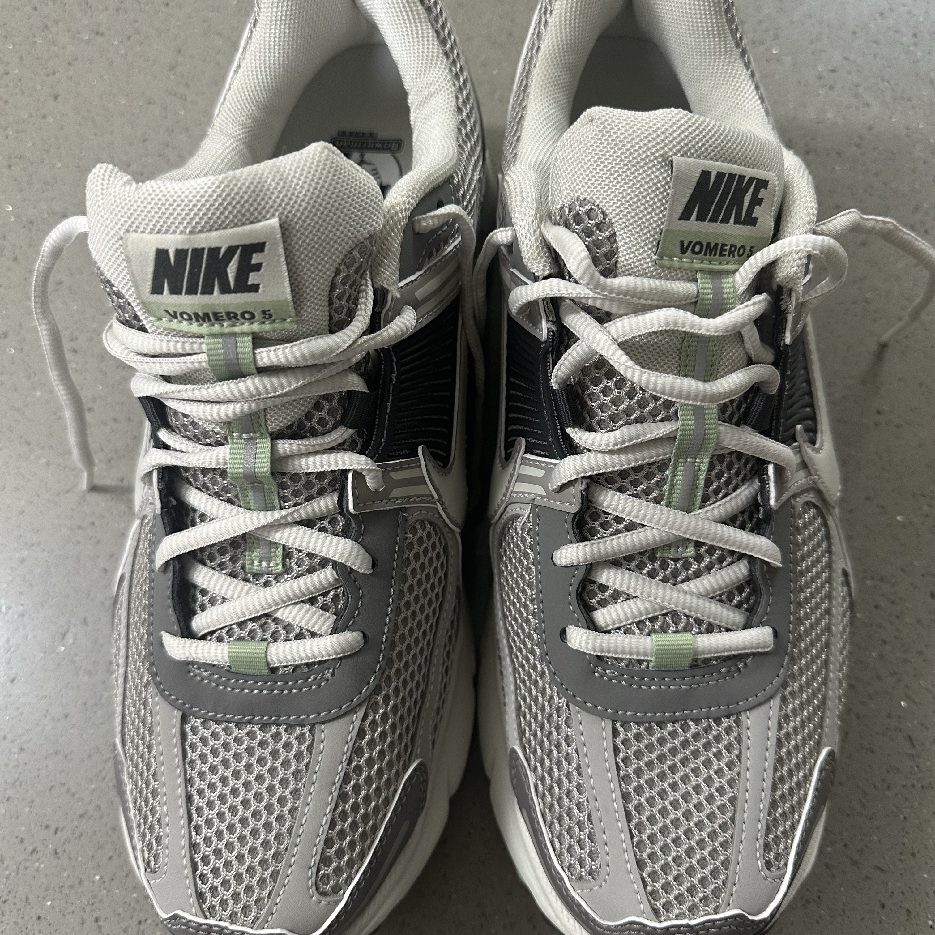 (W) Nike Zoom Vomero 5 Cobblestone and Flat Pewter 착용 스타일
