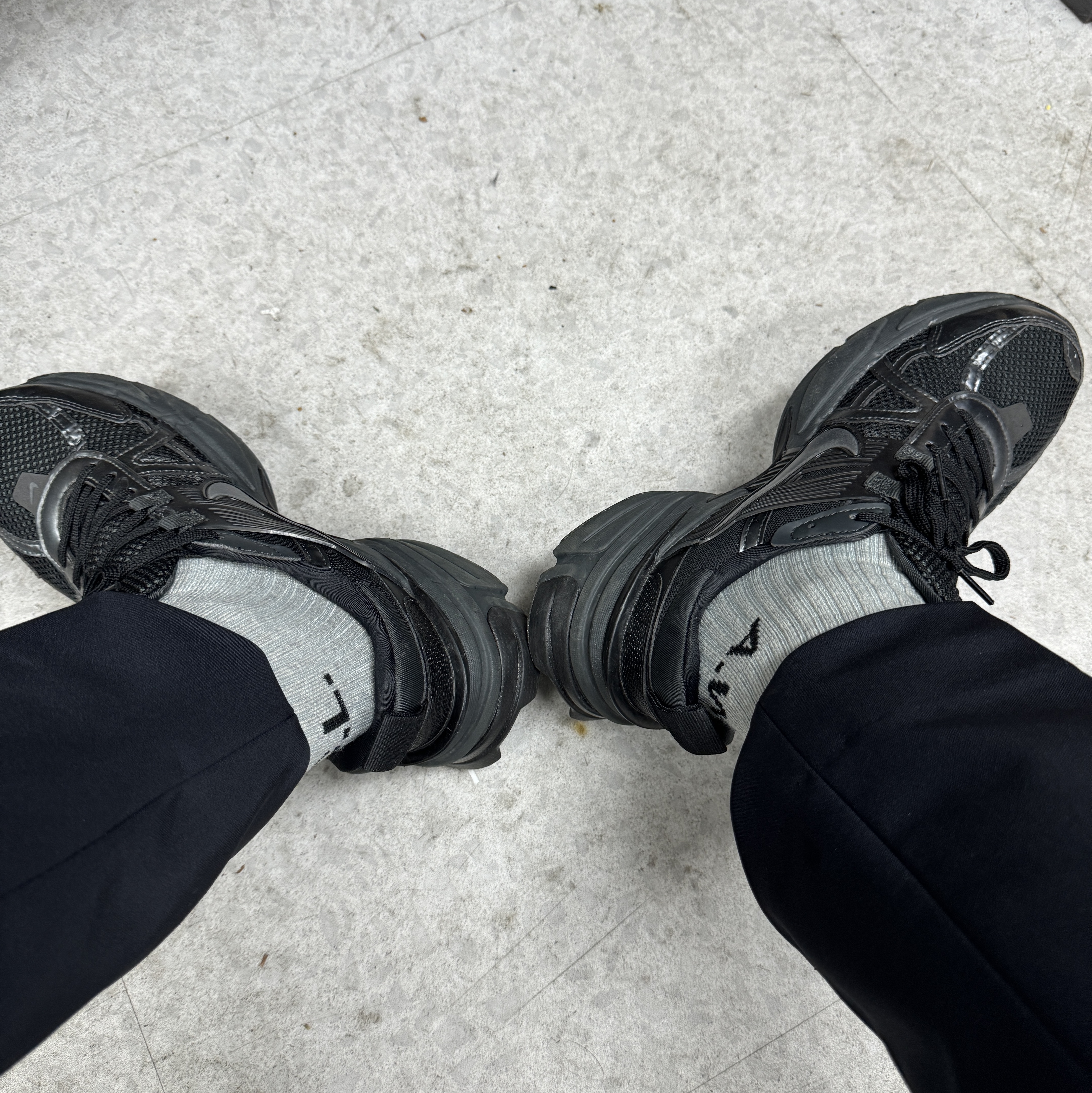 Nike V2K Run Black Anthracite, Nike x Drake Nocta Crew Socks Multi Color (3 Pack) 착용 스타일