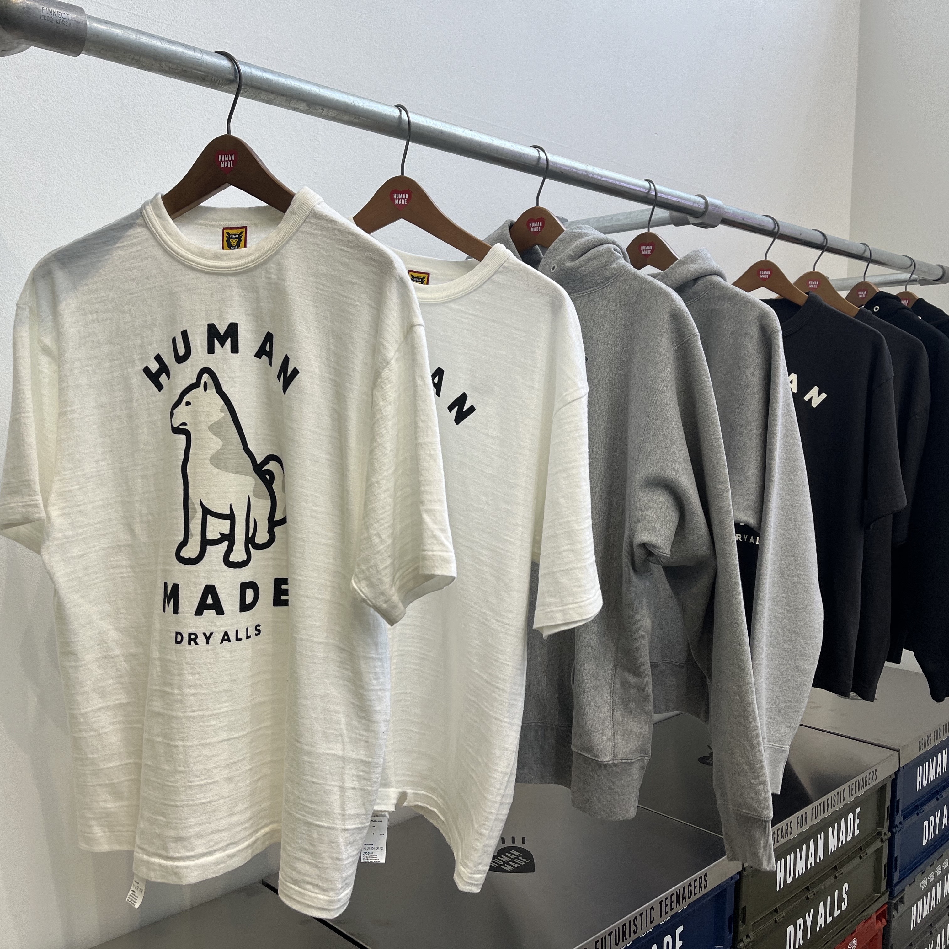 Human Made Worksout 20th Anniversary Jindo Dog Graphic T-Shirt White, Human Made Worksout 20th Anniversary Jindo Dog Graphic T-Shirt Black 착용 스타일