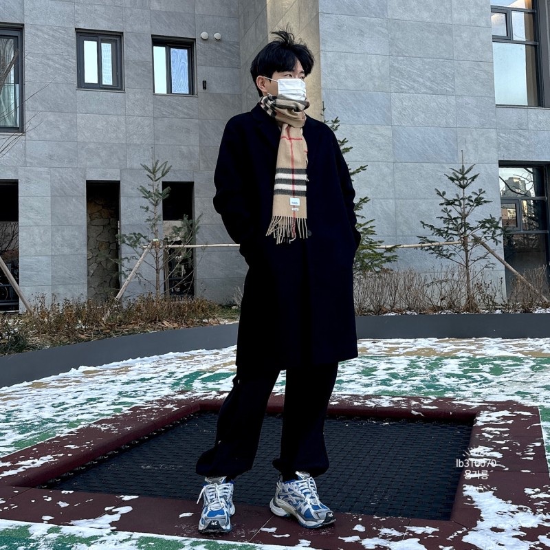 Burberry Classic Check Cashmere Muffler Archive Beige 착용 스타일 - 2