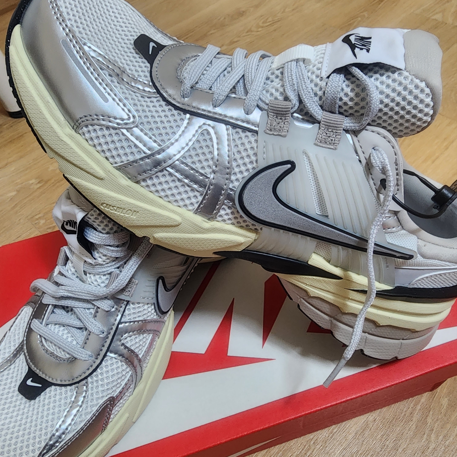 Nike V2K Run Summit White Metallic Silver 착용 스타일 - 1