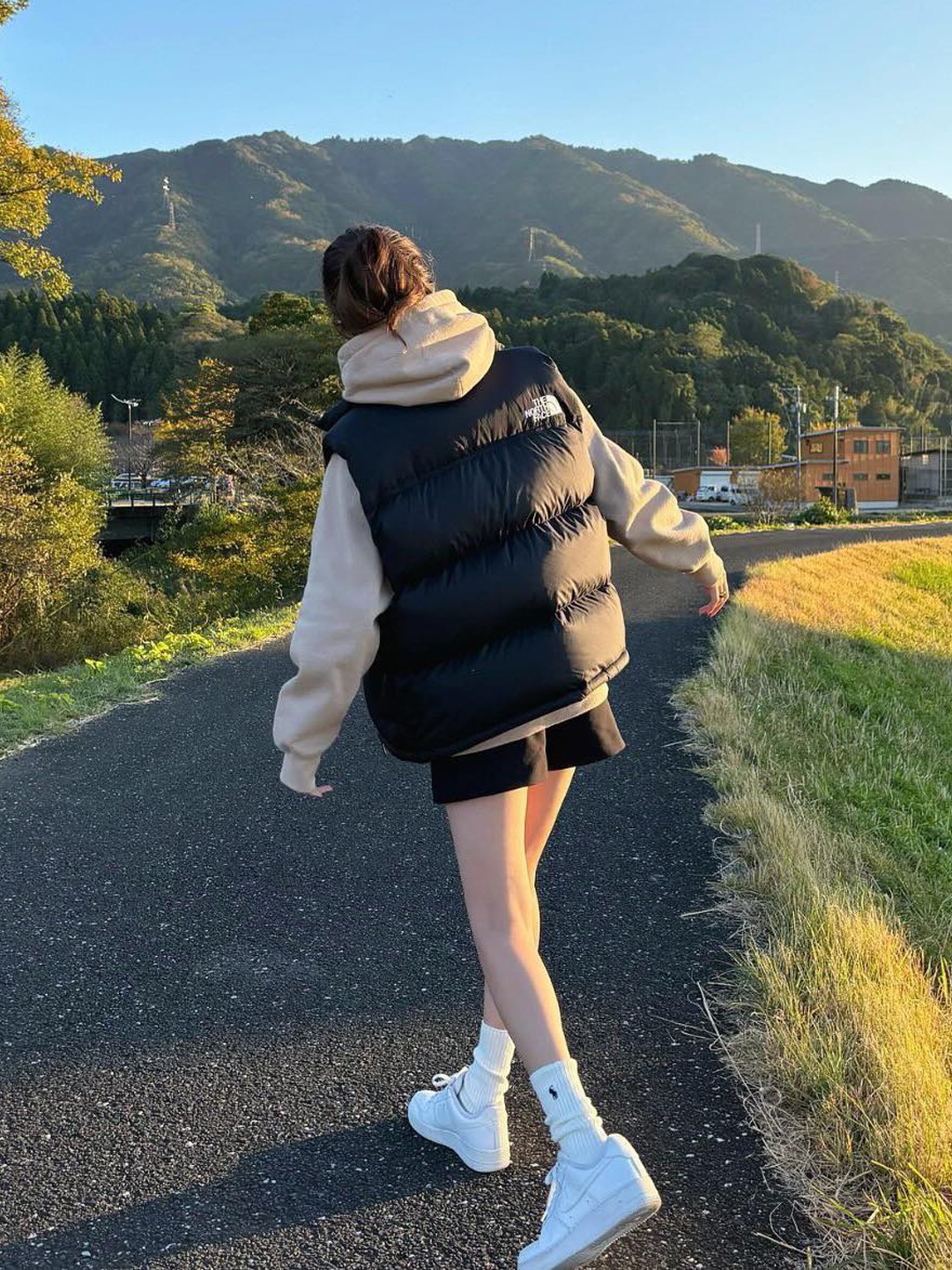 The North Face 1996 Retro Nuptse Vest Dark Oak, The North Face 1996 Retro Nuptse Vest Black 착용 스타일 - 3
