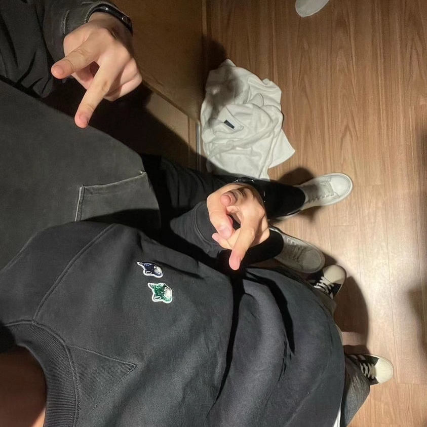 메종 키츠네 더블 모노크롬 폭스 헤드 패치 클래식 스웨트셔츠 블랙, 아이앱 스튜디오 피그먼트 후드 & 색 블랙 착용 스타일 - 2